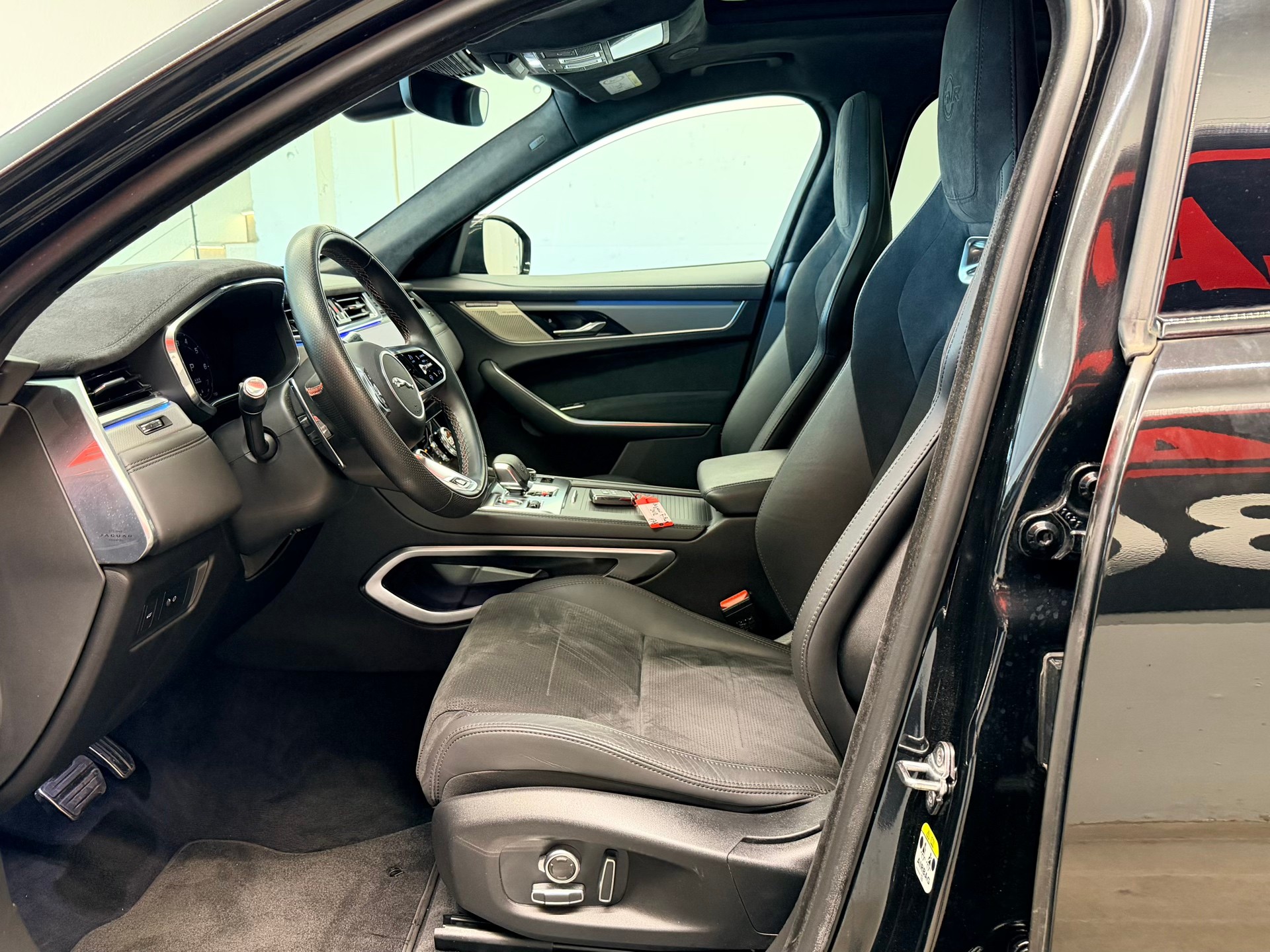 JAGUAR F-Pace 5.0 V8 SVR P550 AWD-image-13