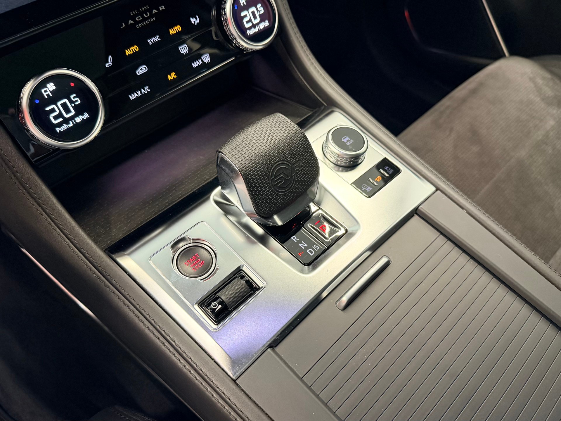 JAGUAR F-Pace 5.0 V8 SVR P550 AWD-image-25