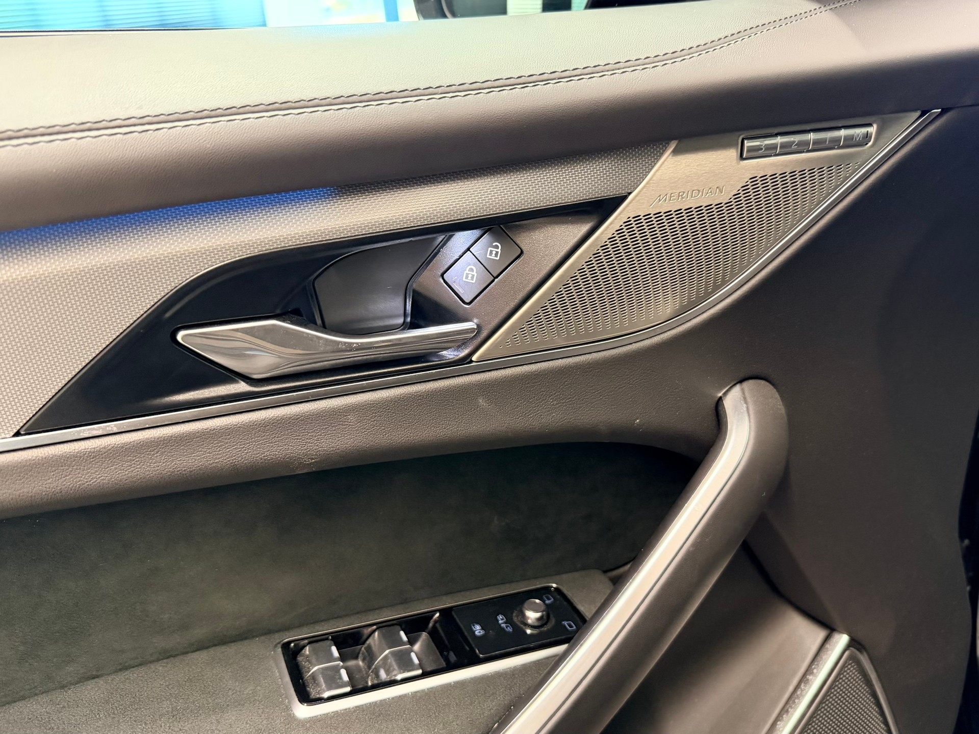 JAGUAR F-Pace 5.0 V8 SVR P550 AWD-image-12