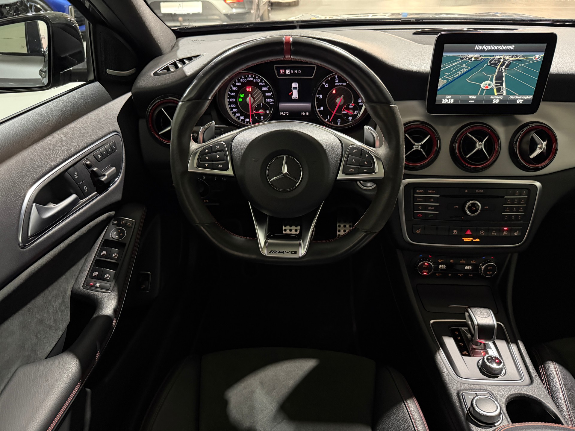 MERCEDES-BENZ GLA 45 AMG 4Matic 7G-DCT Performance Paket-image-19