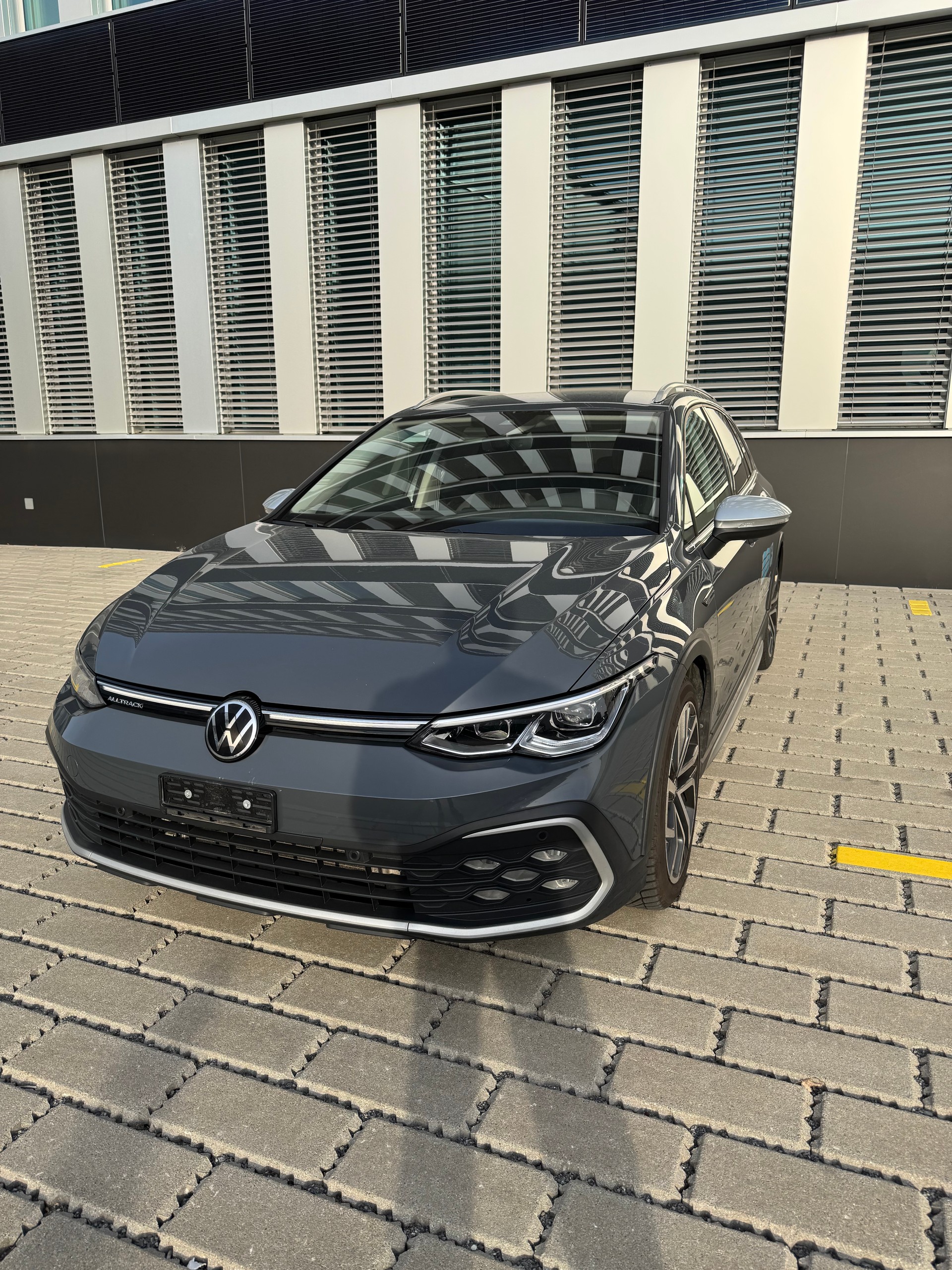 VW Golf 2.0 TSI Alltrack DSG 4Motion-image-2