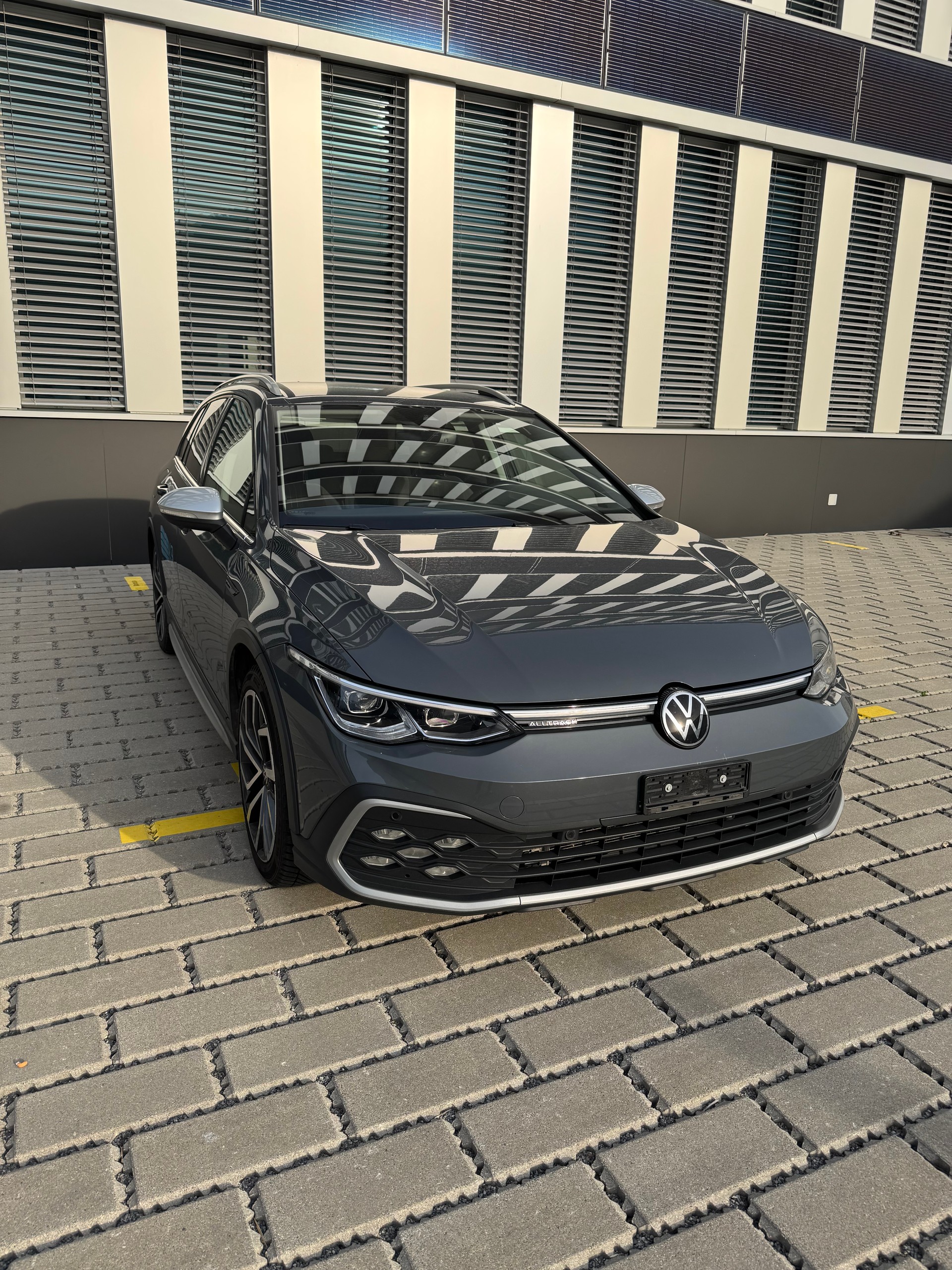VW Golf 2.0 TSI Alltrack DSG 4Motion-image-1