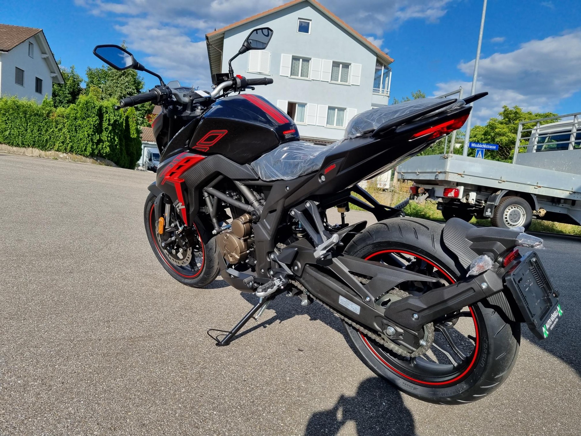 VOGE 300 R-showroom-element-1
