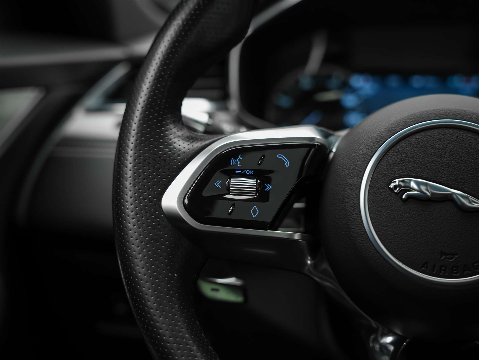 JAGUAR F-Pace 3.0 D I6 R-Dynamic SE AWD Panorama*Abstandsregler*All black*-image-30