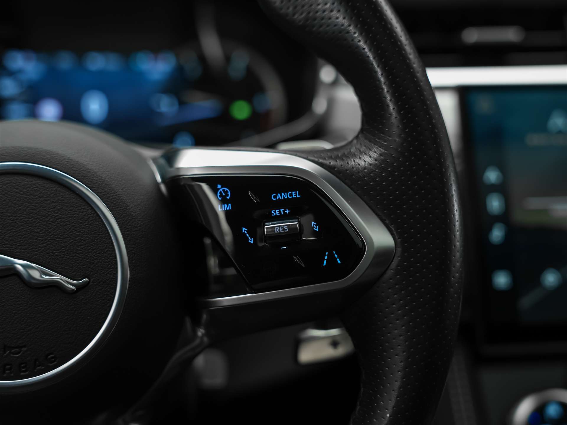 JAGUAR F-Pace 3.0 D I6 R-Dynamic SE AWD Panorama*Abstandsregler*All black*-image-31
