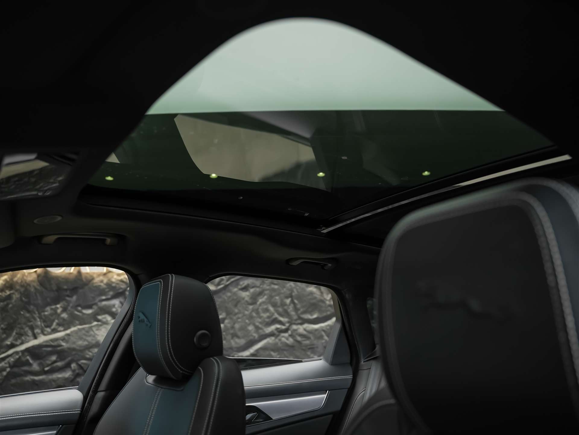 JAGUAR F-Pace 3.0 D I6 R-Dynamic SE AWD Panorama*Abstandsregler*All black*-image-11