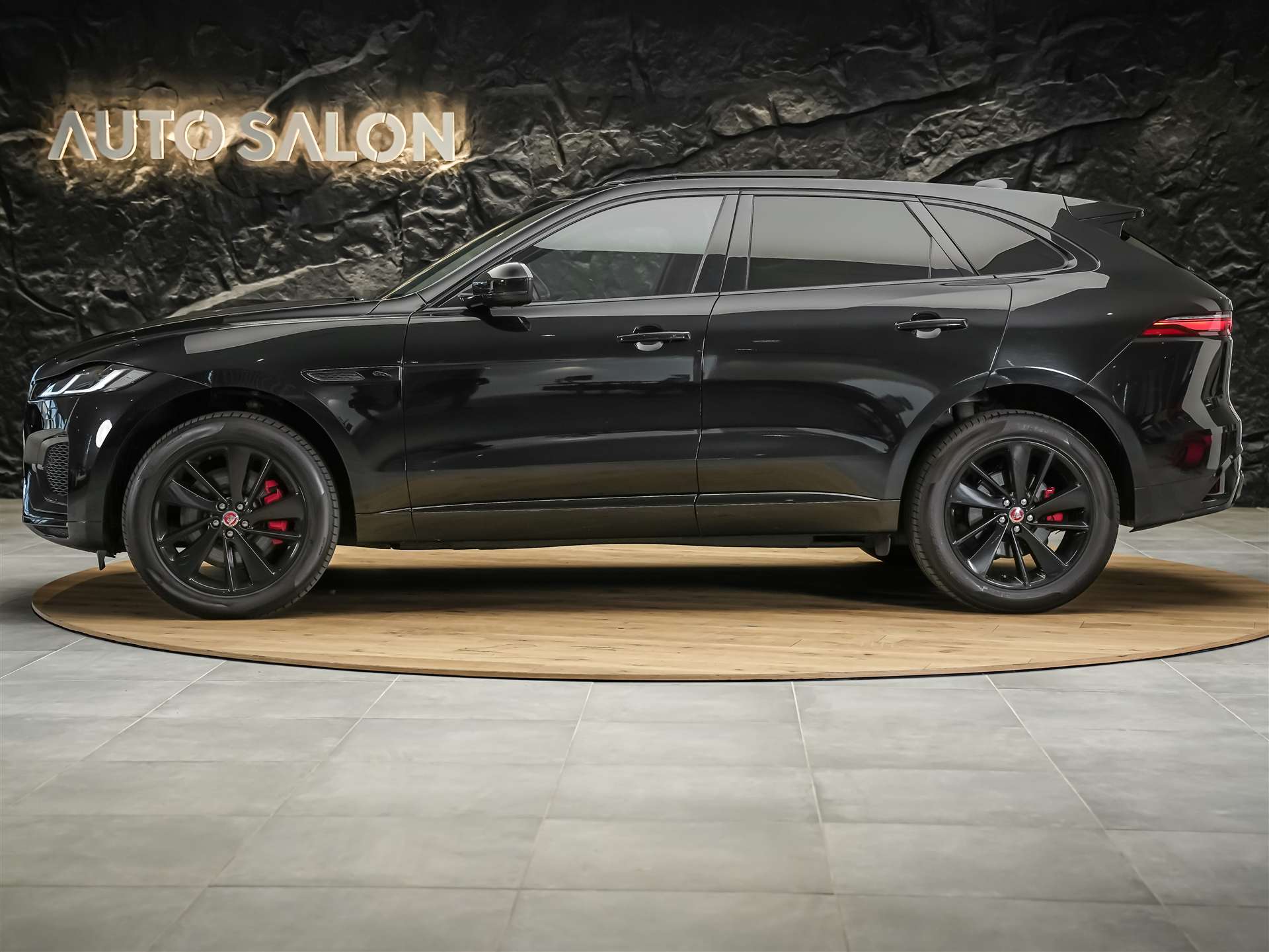 JAGUAR F-Pace 3.0 D I6 R-Dynamic SE AWD Panorama*Abstandsregler*All black*-image-1