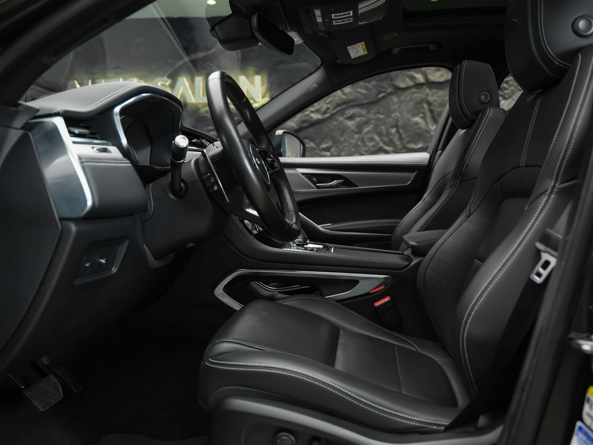 JAGUAR F-Pace 3.0 D I6 R-Dynamic SE AWD Panorama*Abstandsregler*All black*-image-8