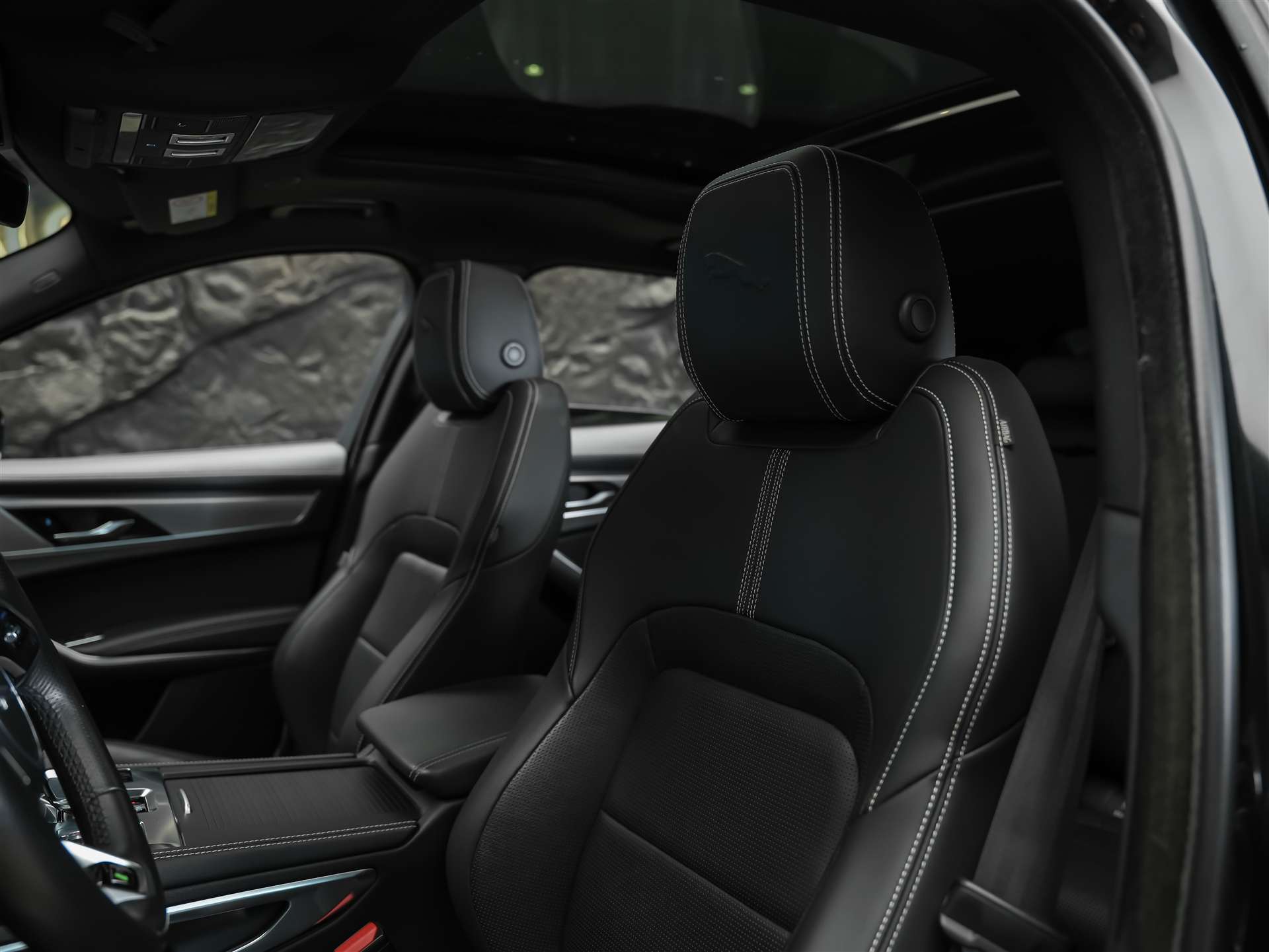 JAGUAR F-Pace 3.0 D I6 R-Dynamic SE AWD Panorama*Abstandsregler*All black*-image-9