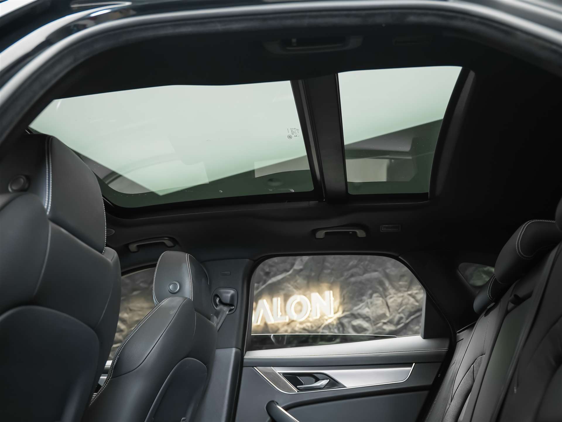 JAGUAR F-Pace 3.0 D I6 R-Dynamic SE AWD Panorama*Abstandsregler*All black*-image-12
