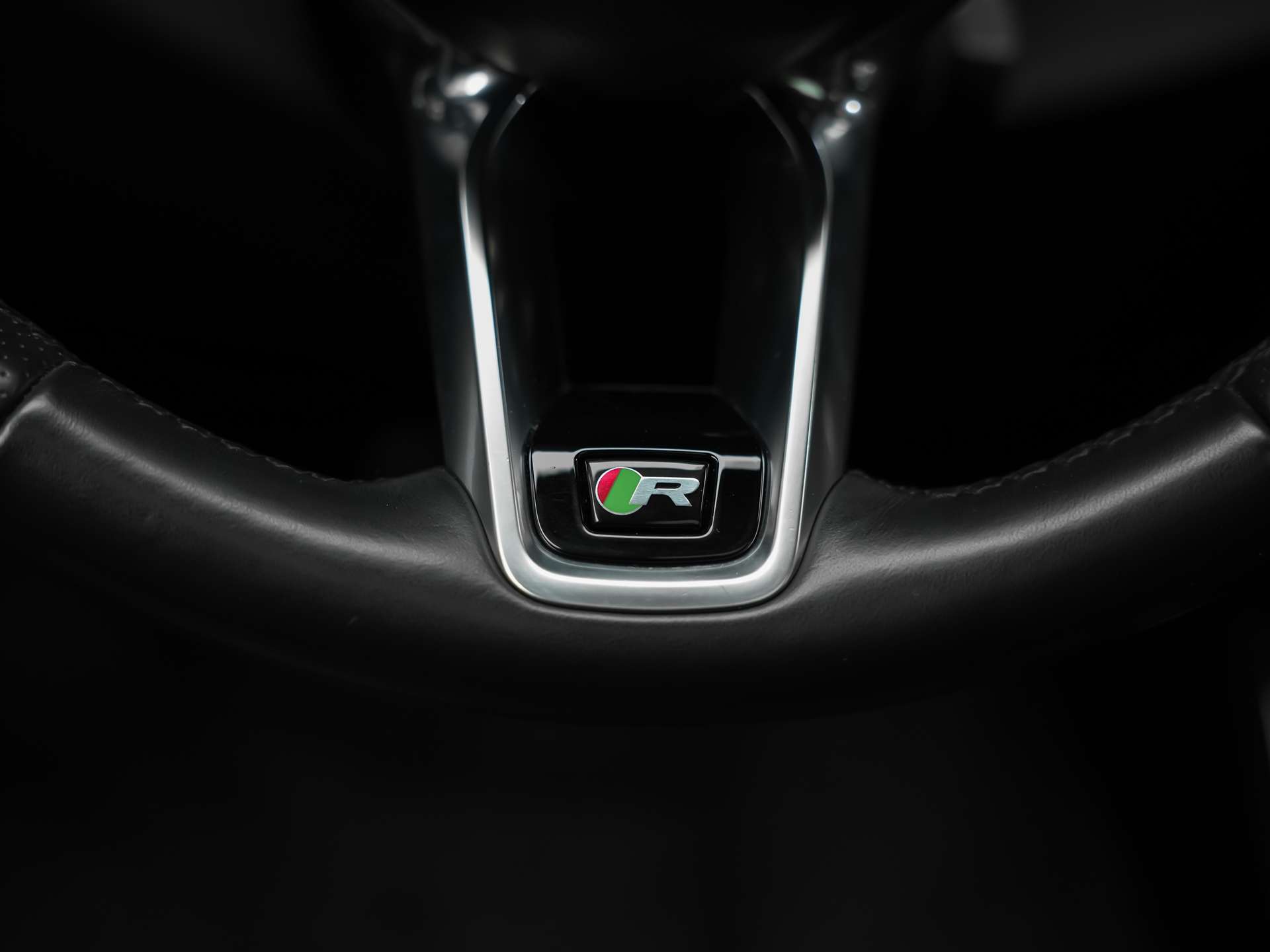 JAGUAR F-Pace 3.0 D I6 R-Dynamic SE AWD Panorama*Abstandsregler*All black*-image-32