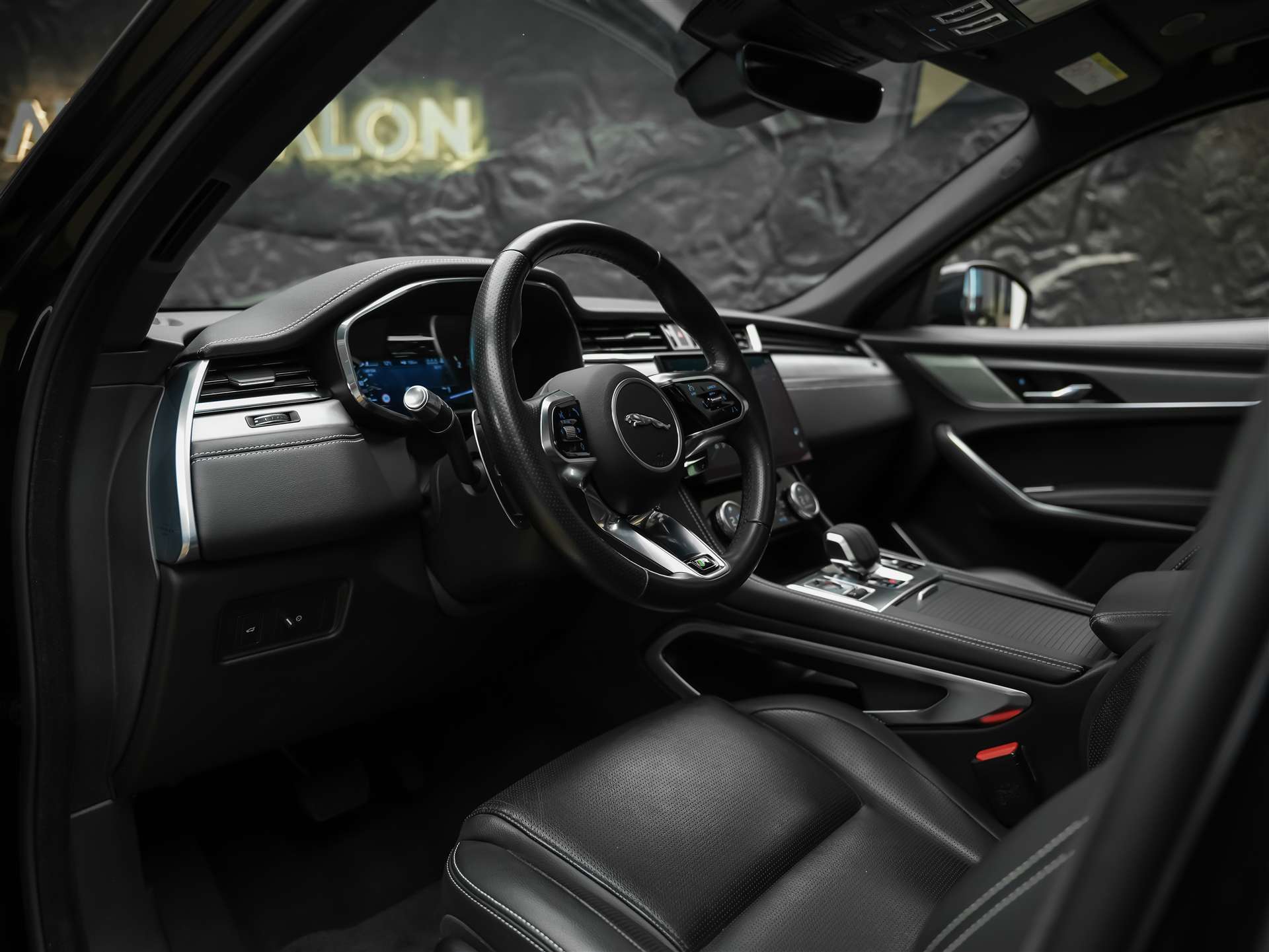 JAGUAR F-Pace 3.0 D I6 R-Dynamic SE AWD Panorama*Abstandsregler*All black*-image-7