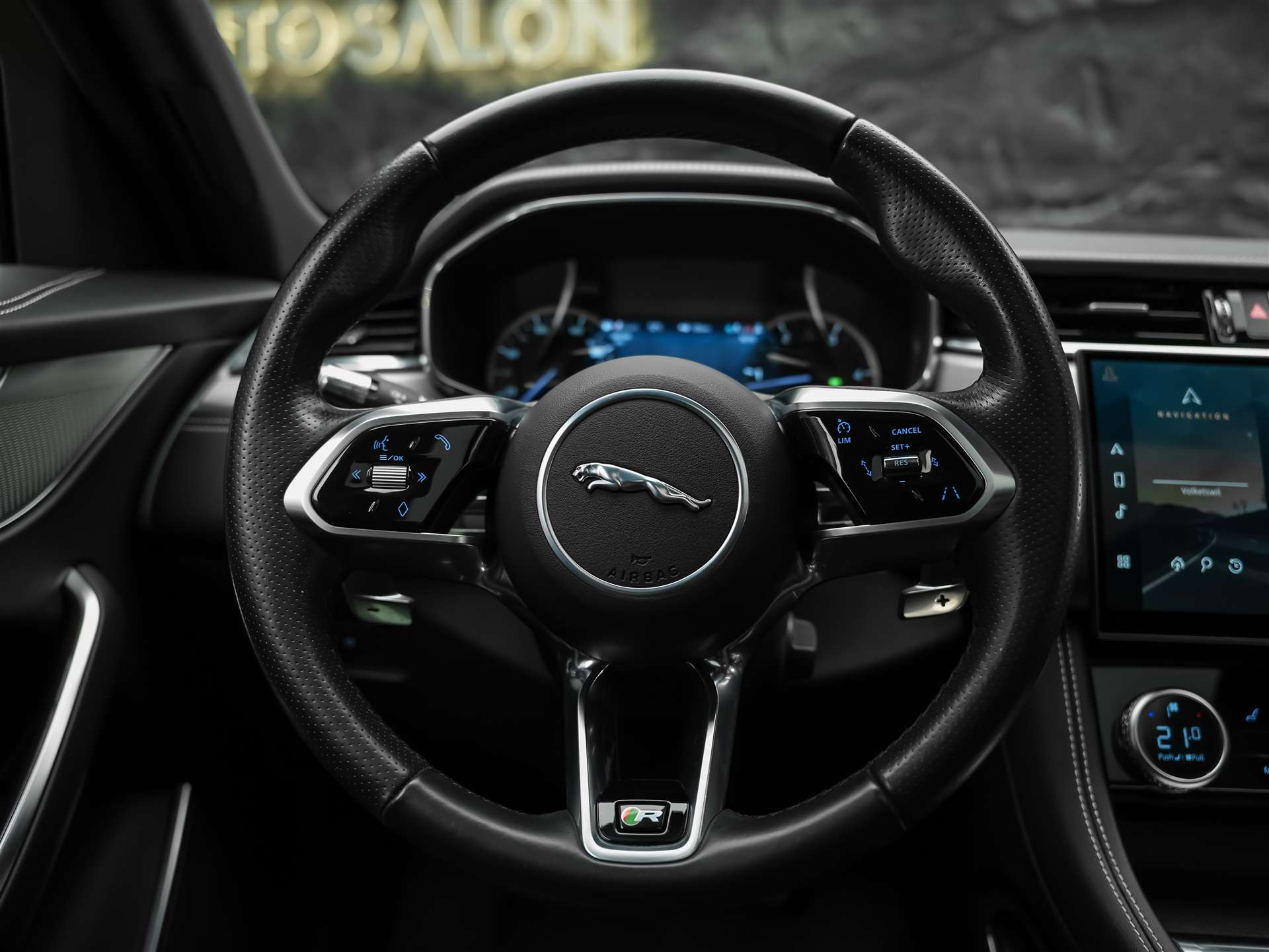 JAGUAR F-Pace 3.0 D I6 R-Dynamic SE AWD Panorama*Abstandsregler*All black*-image-25