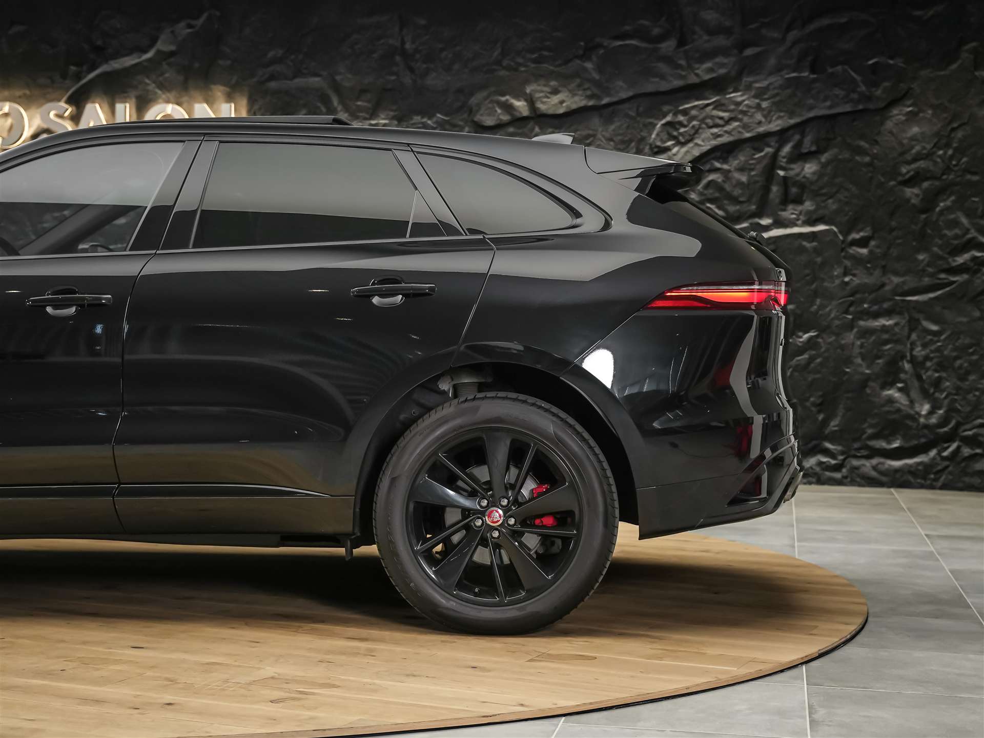 JAGUAR F-Pace 3.0 D I6 R-Dynamic SE AWD Panorama*Abstandsregler*All black*-image-20