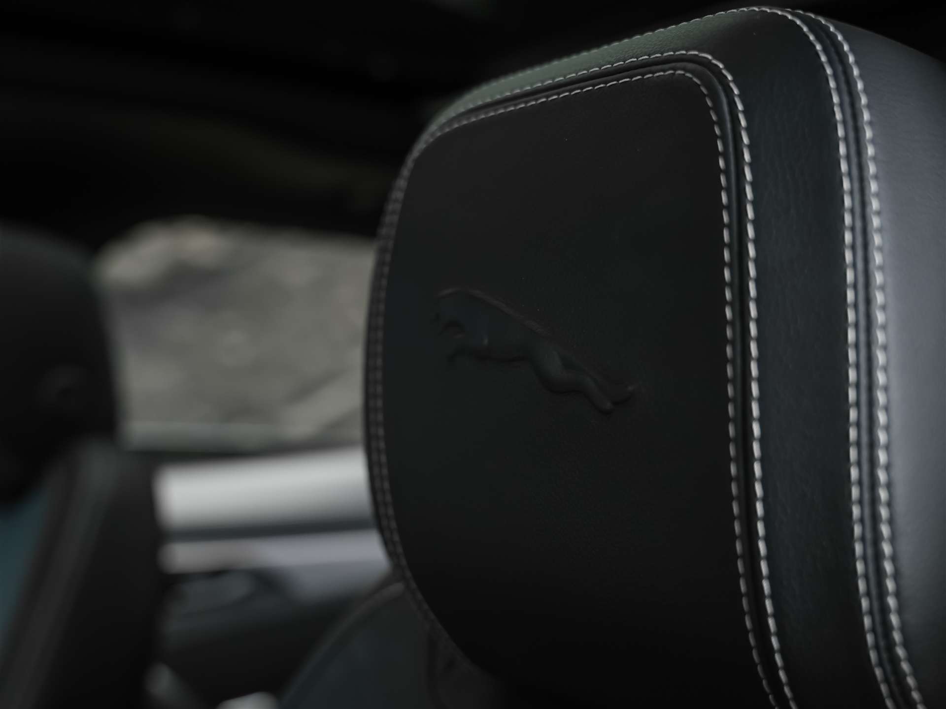 JAGUAR F-Pace 3.0 D I6 R-Dynamic SE AWD Panorama*Abstandsregler*All black*-image-10