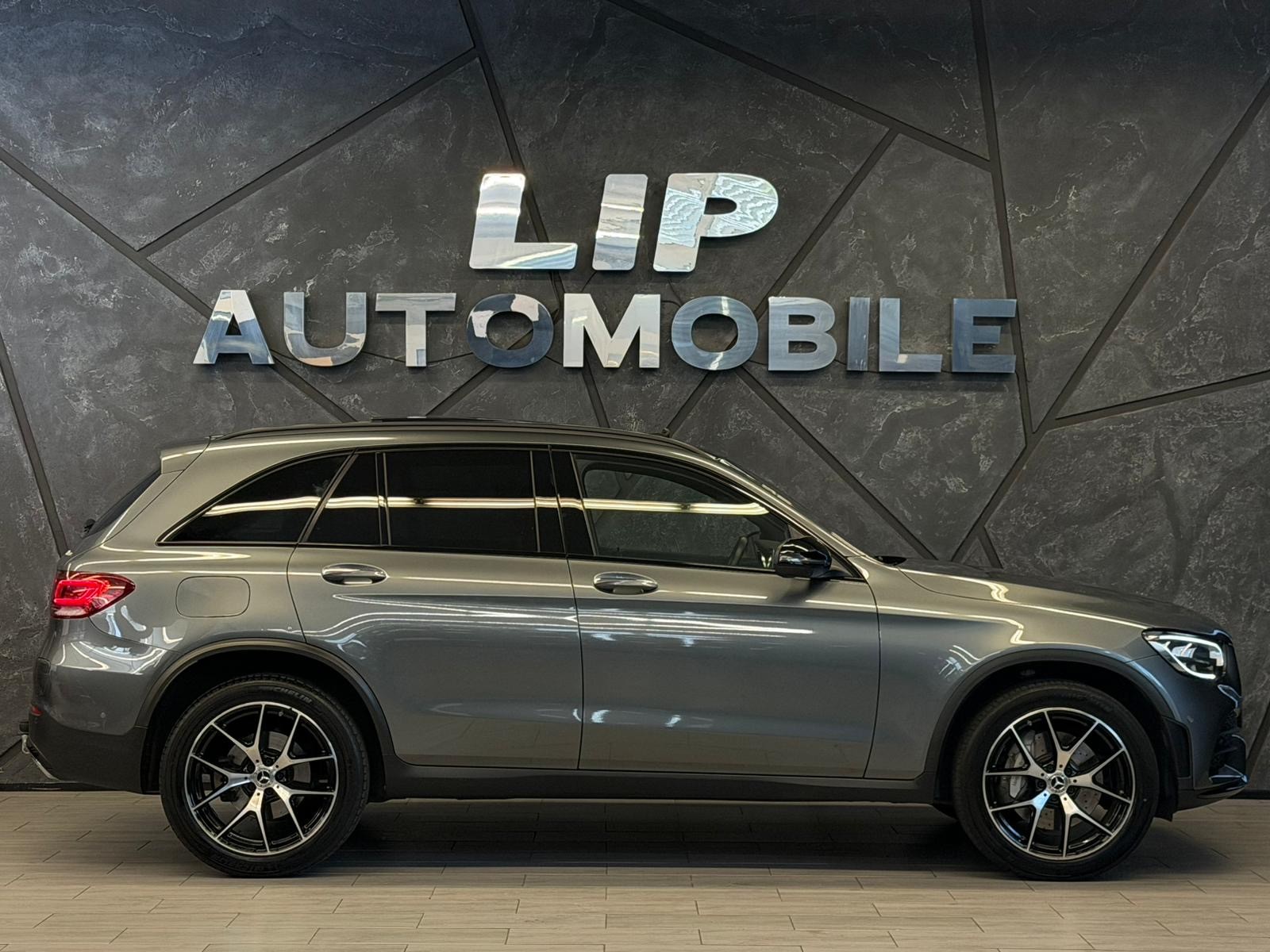 MERCEDES-BENZ GLC 300 e AMG Line 4Matic 9G-Tronic-showroom-element-3