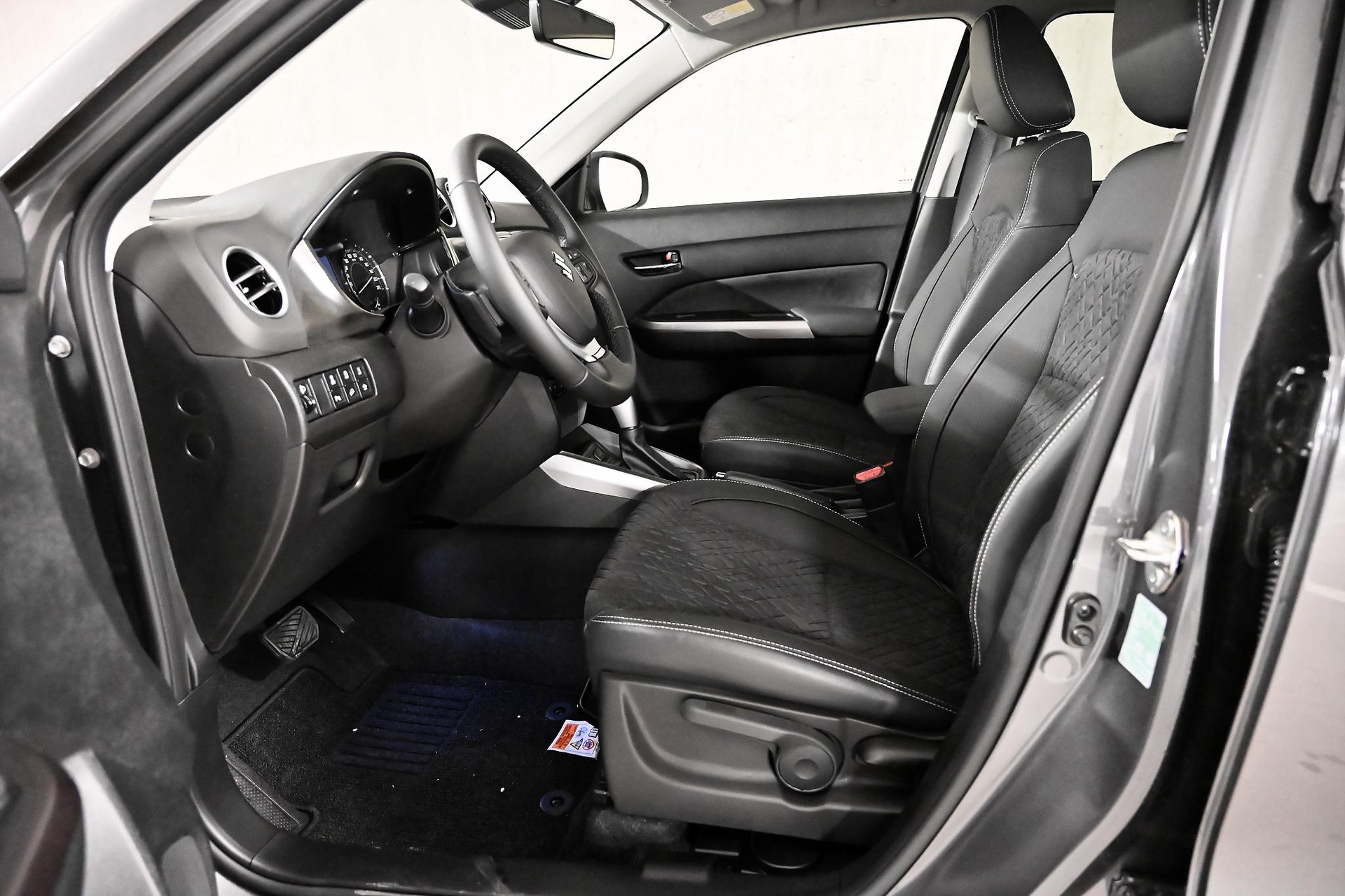 SUZUKI Vitara 1.4 T Sakura Top Hybrid 4x4-image-2