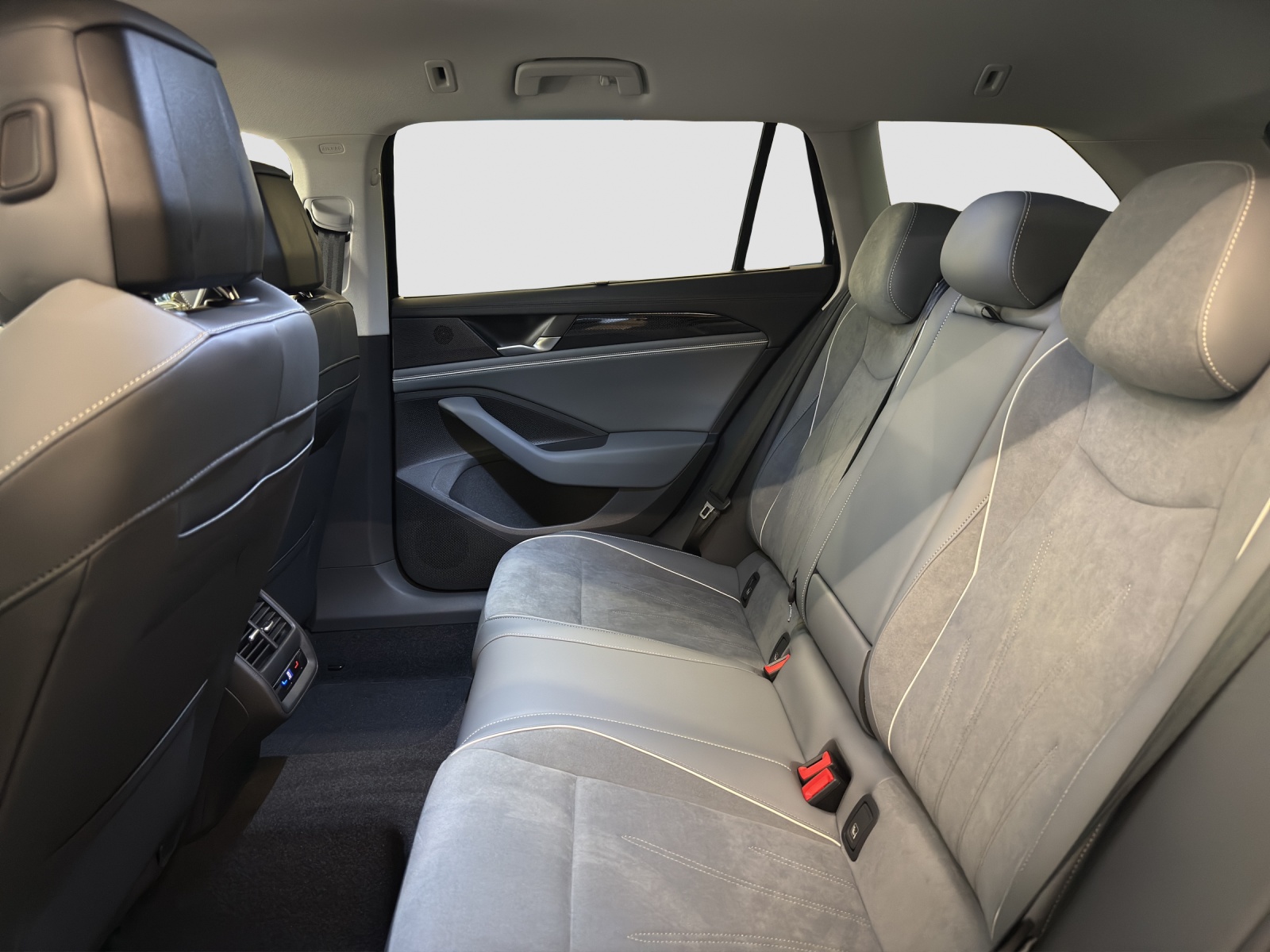 VW Passat Variant 1.5 eTSI evo2 Business DSG-image-12