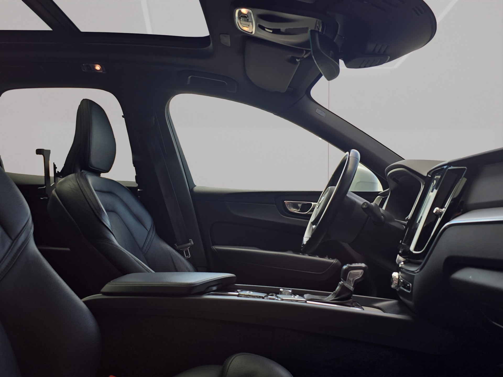 VOLVO T6 R-Design AWD-image-9