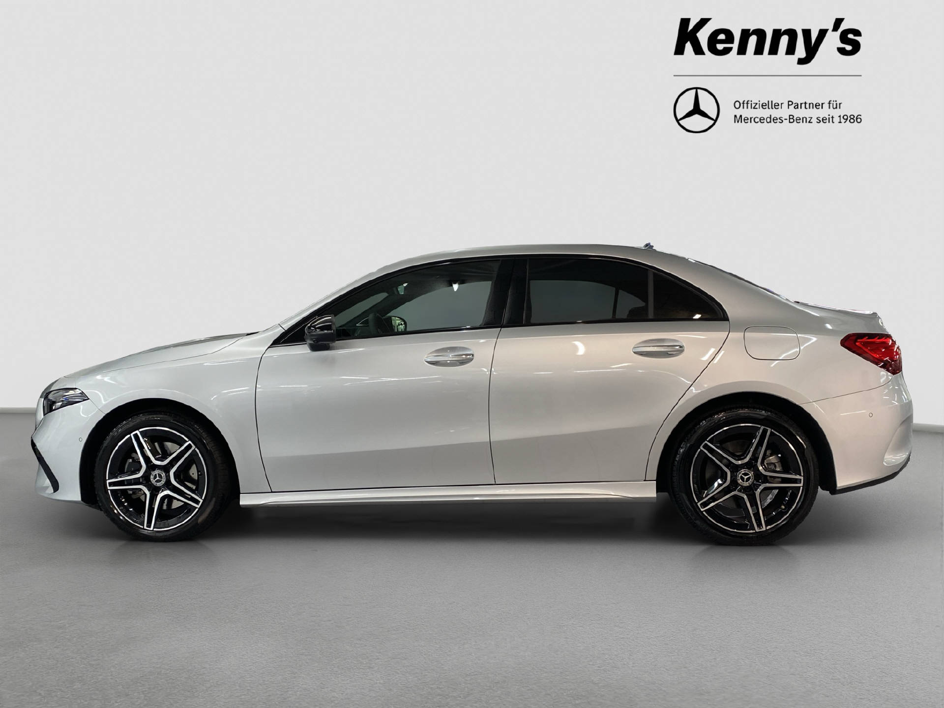 MERCEDES-BENZ A 250 e AMG Line Limousine-image-3