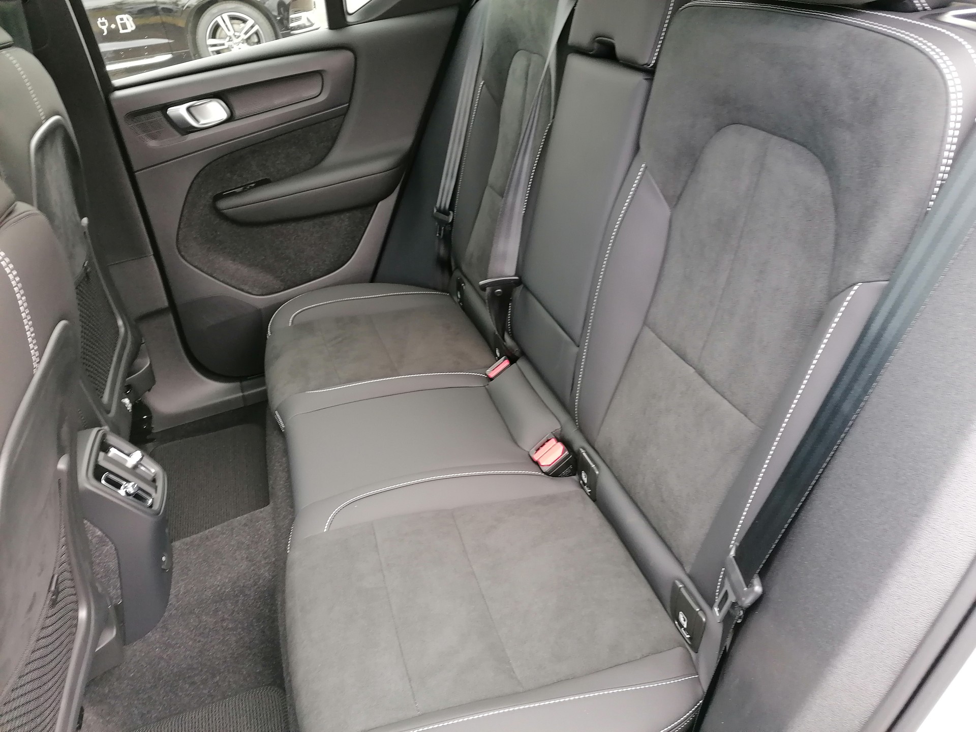 VOLVO EX40 Twin Black Edition AWD-image-10