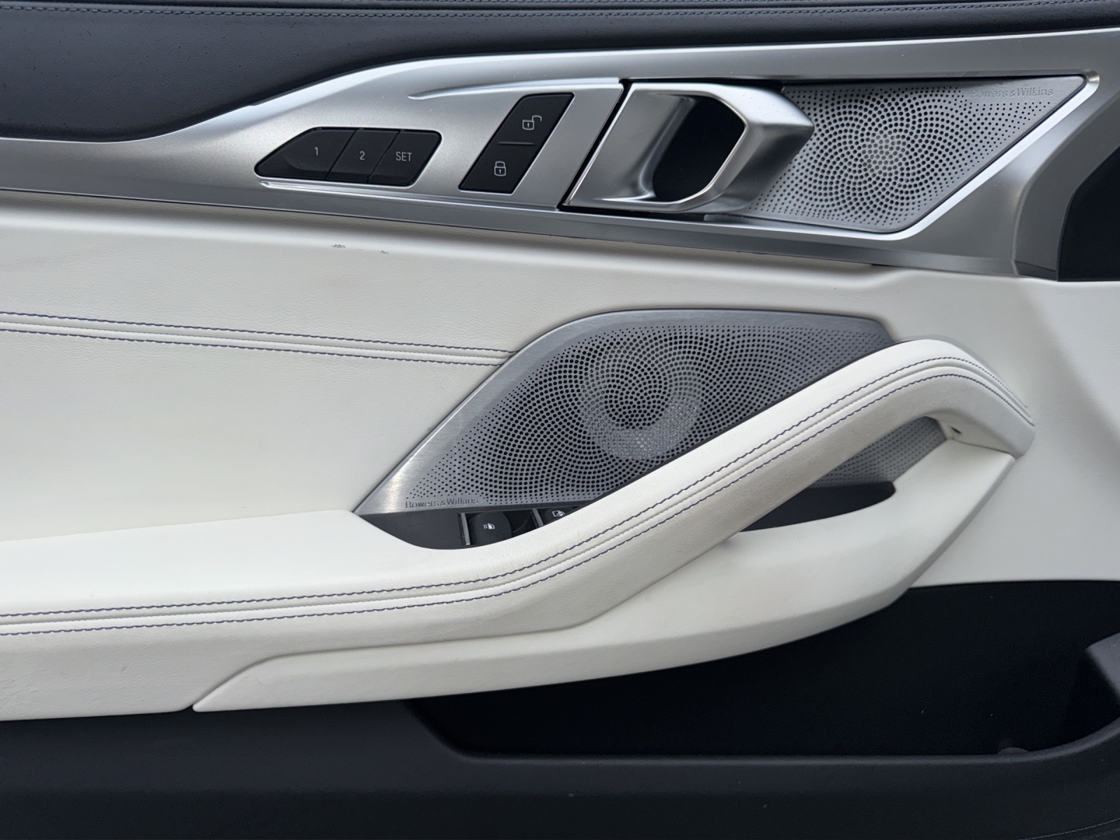 BMW M850i xDrive Cabriolet THE 8 Edition Haute Couture-image-16
