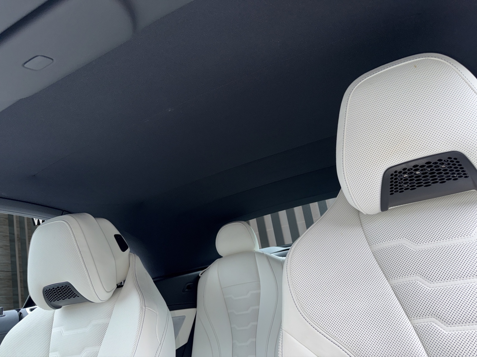 BMW M850i xDrive Cabriolet THE 8 Edition Haute Couture-image-19