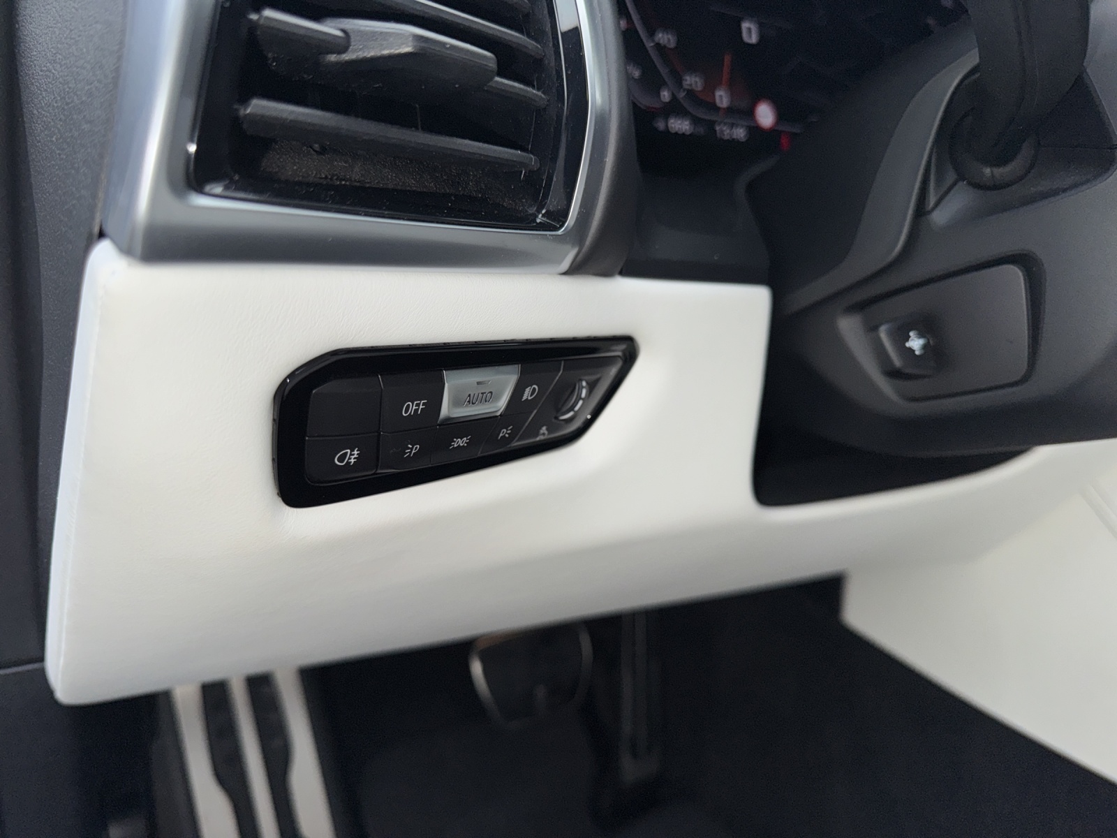 BMW M850i xDrive Cabriolet THE 8 Edition Haute Couture-image-15