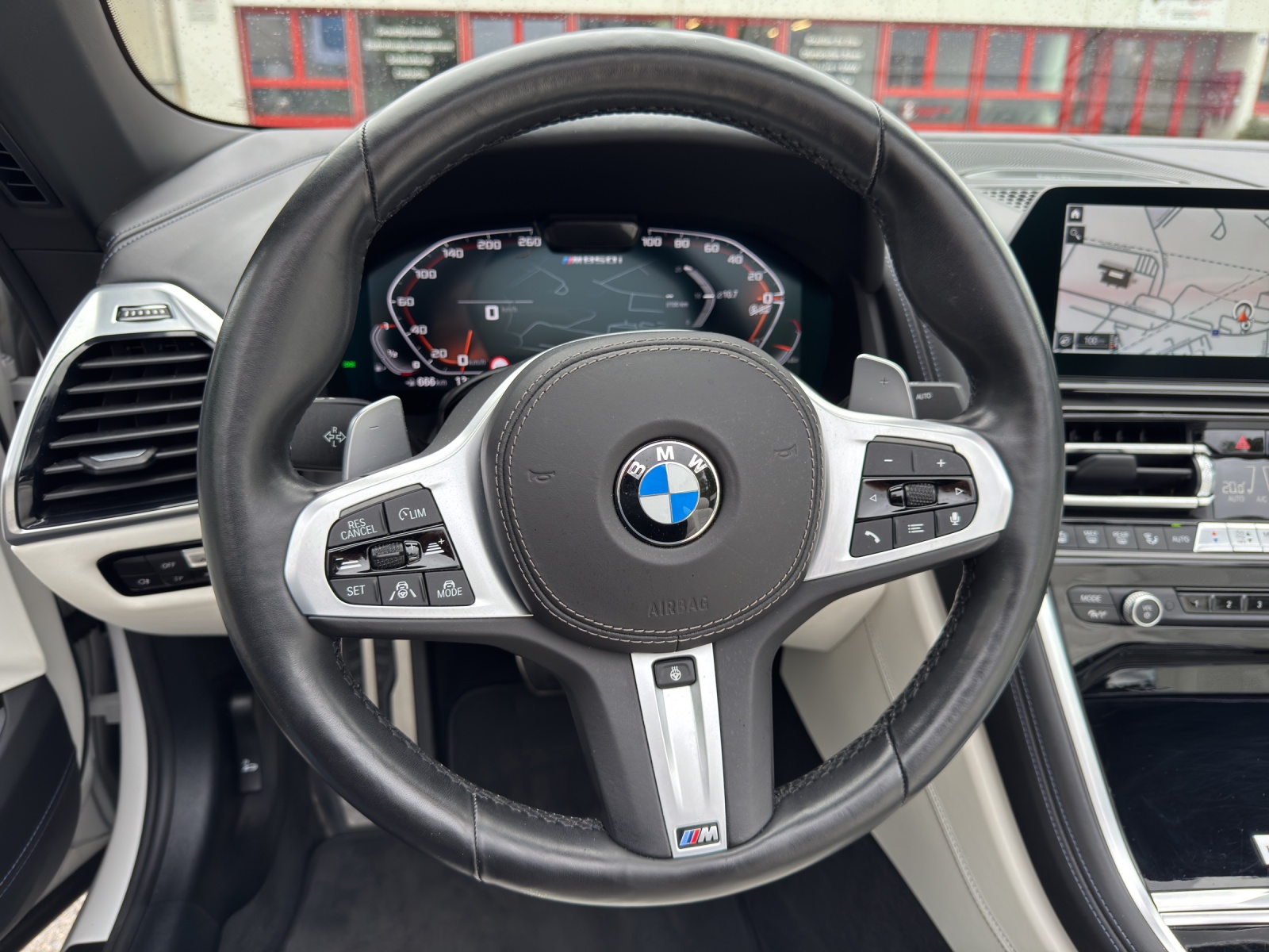 BMW M850i xDrive Cabriolet THE 8 Edition Haute Couture-image-10