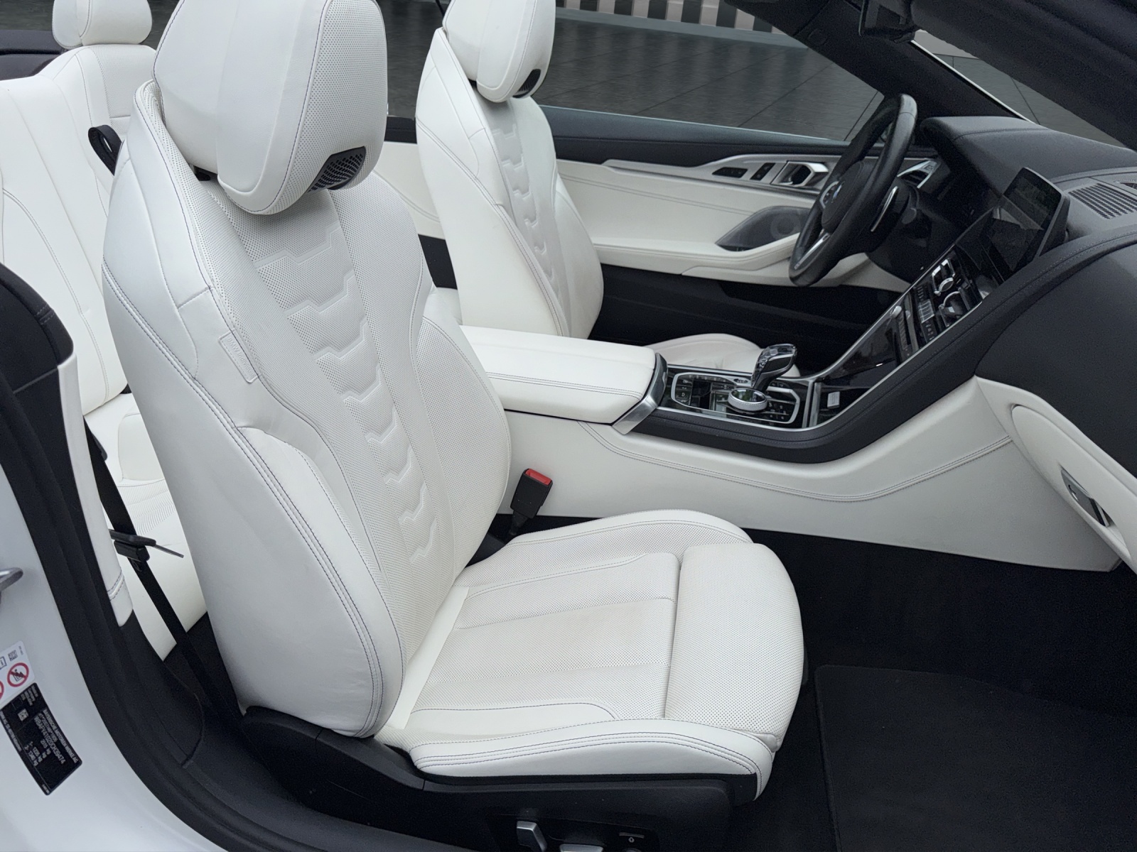 BMW M850i xDrive Cabriolet THE 8 Edition Haute Couture-image-18
