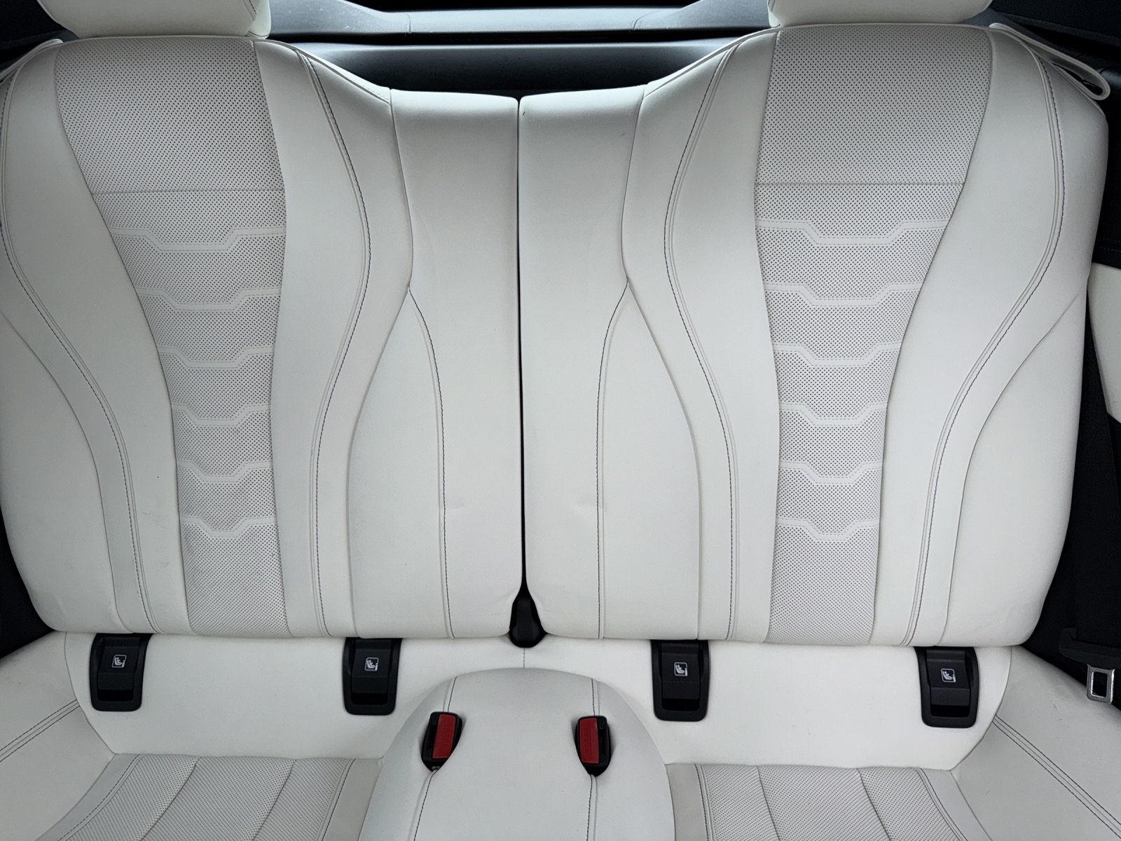 BMW M850i xDrive Cabriolet THE 8 Edition Haute Couture-image-20