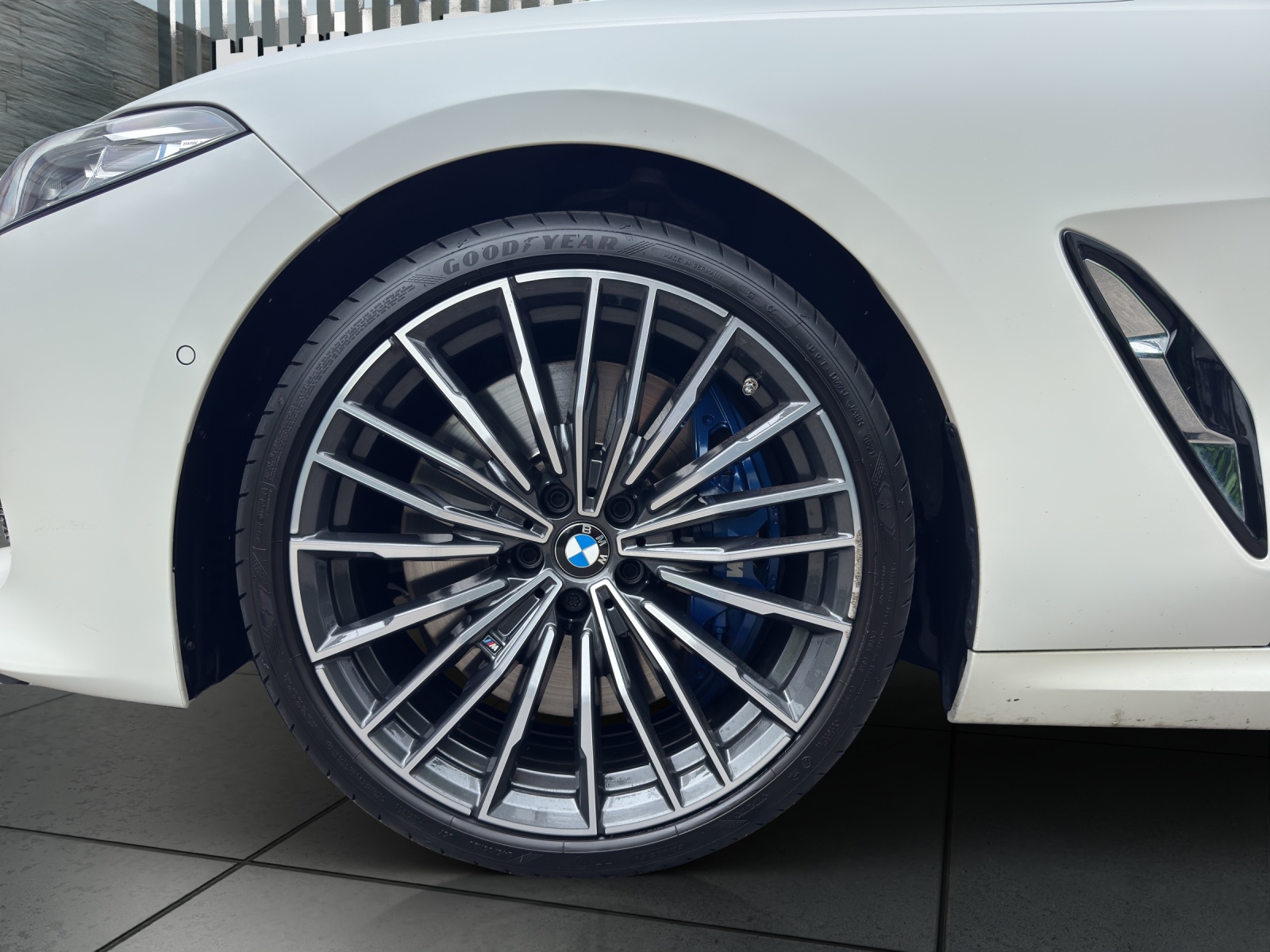 BMW M850i xDrive Cabriolet THE 8 Edition Haute Couture-image-8