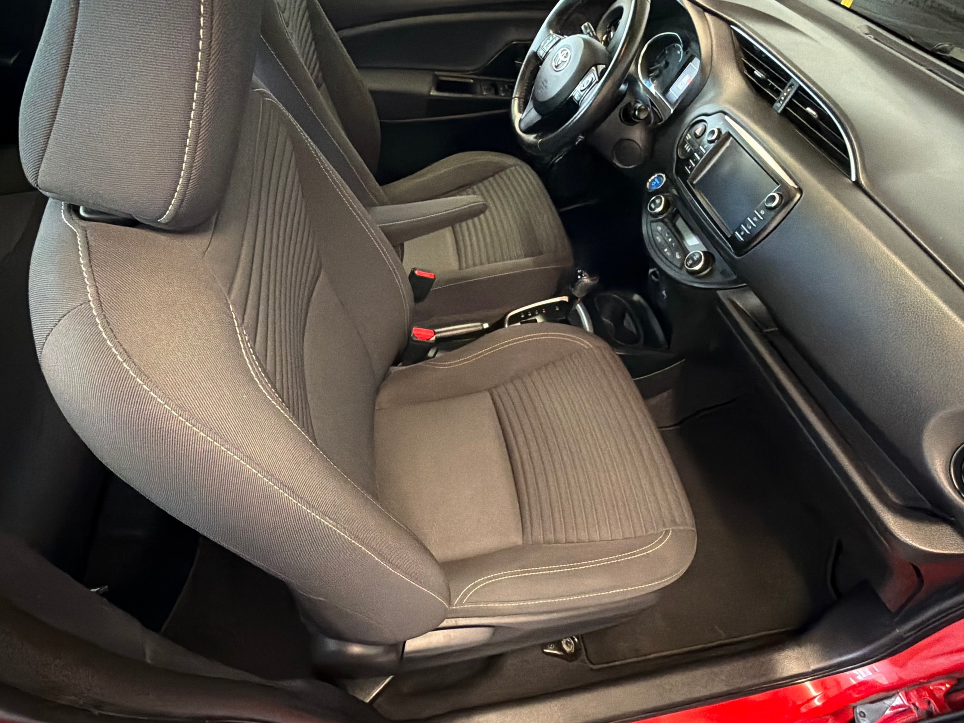 TOYOTA Yaris 1.5 VVT-i Hybrid Premium e-CVT-image-10