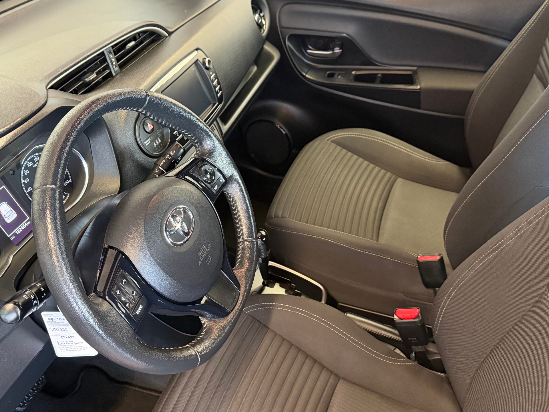 TOYOTA Yaris 1.5 VVT-i Hybrid Premium e-CVT-image-9