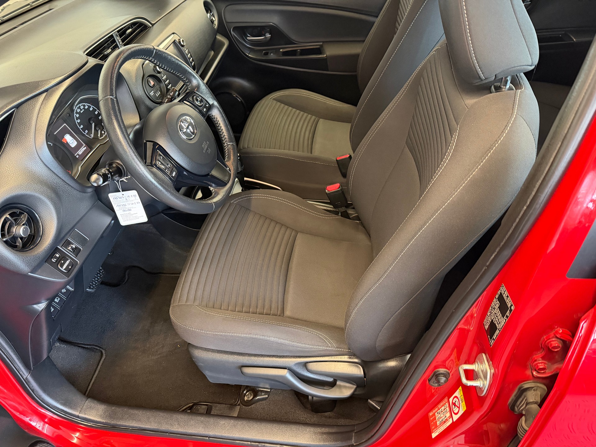 TOYOTA Yaris 1.5 VVT-i Hybrid Premium e-CVT-image-8