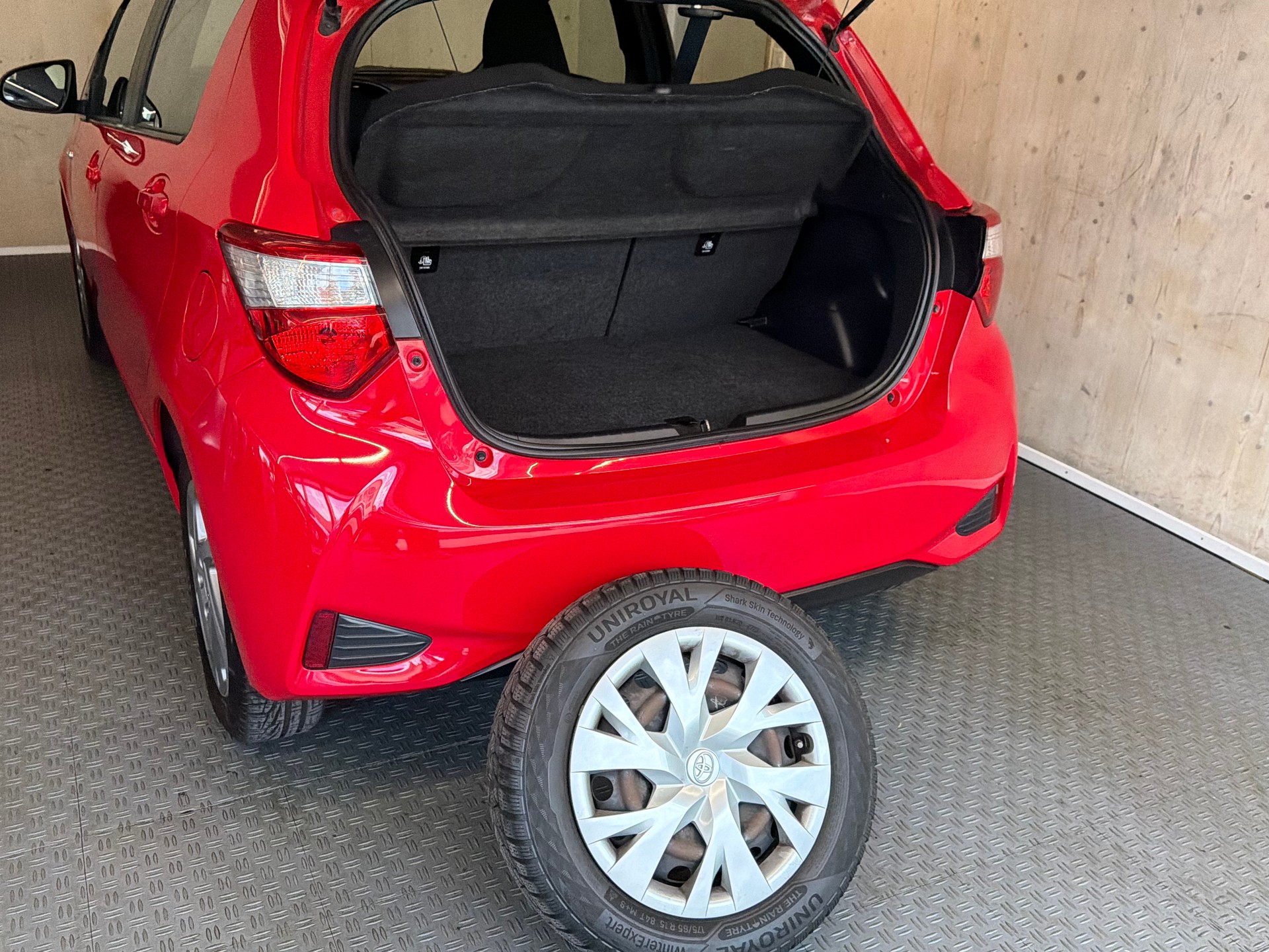 TOYOTA Yaris 1.5 VVT-i Hybrid Premium e-CVT-image-13
