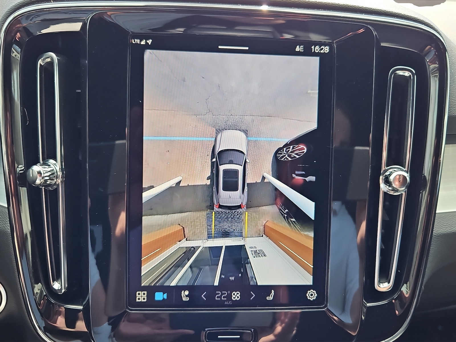 VOLVO XC40 2.0 B3 MH Plus Dark-image-13