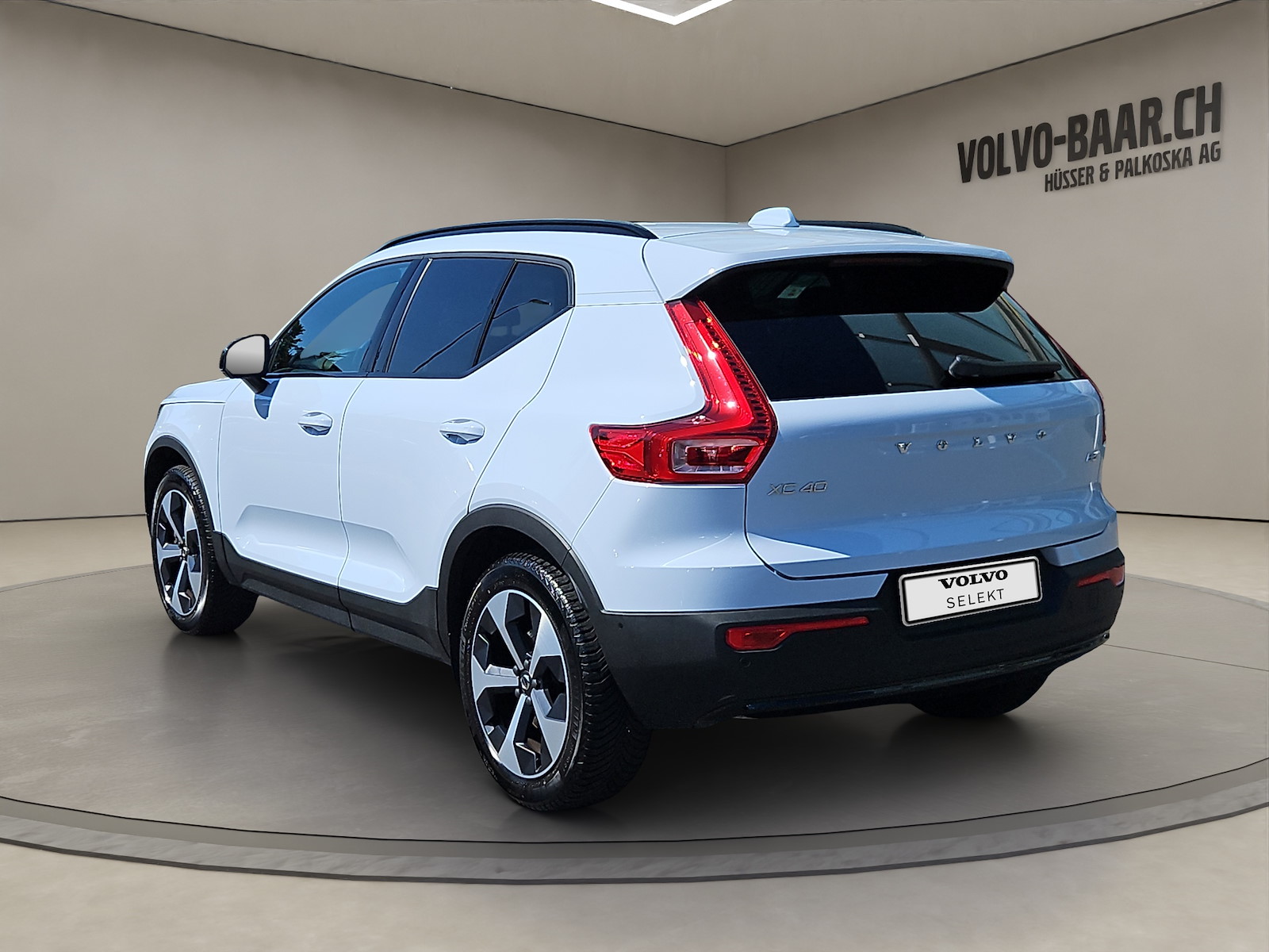 VOLVO XC40 2.0 B3 MH Plus Dark-image-2