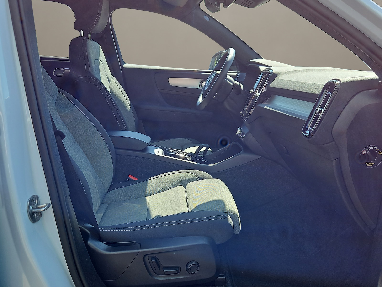 VOLVO XC40 2.0 B3 MH Plus Dark-image-11