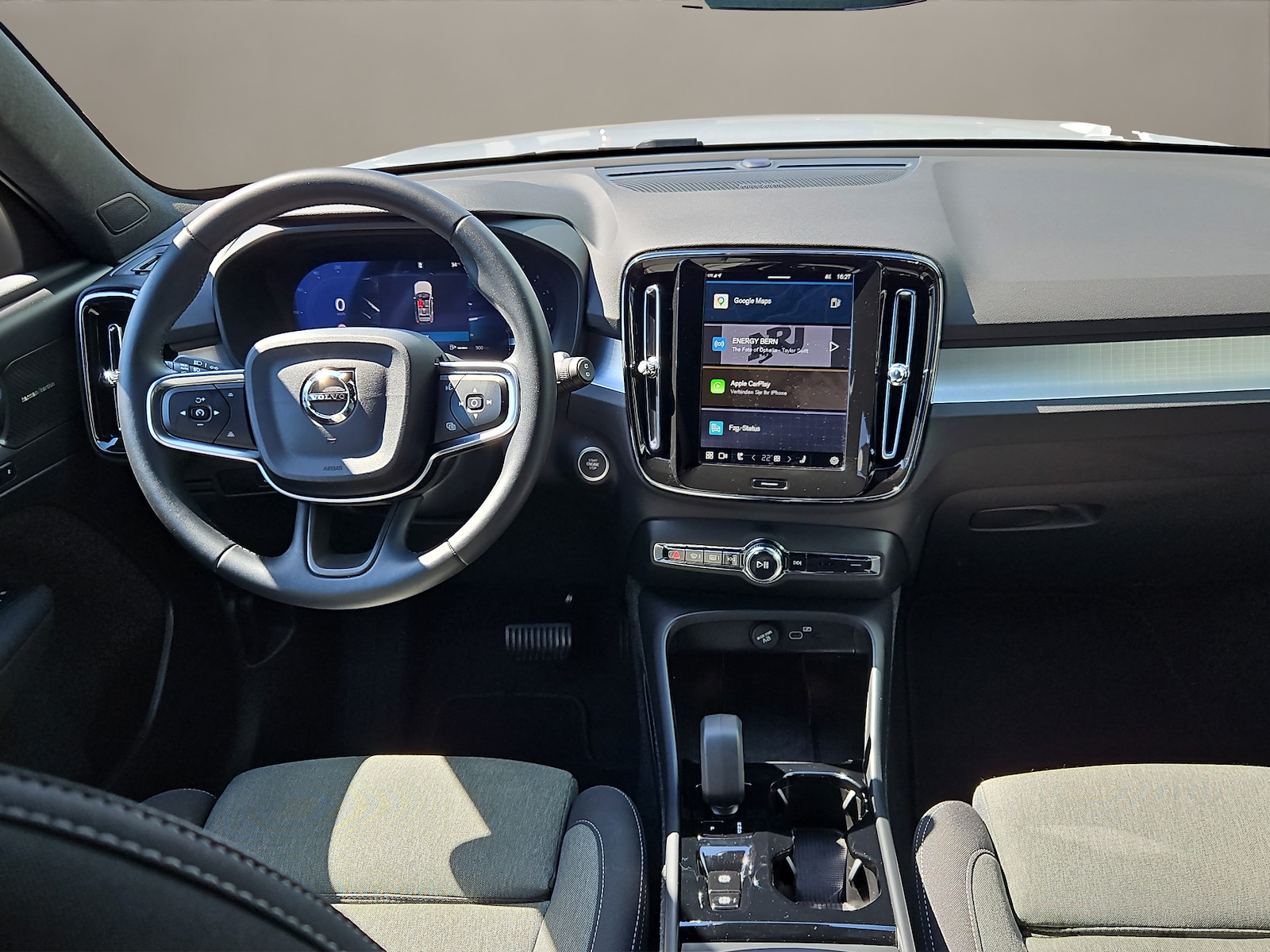 VOLVO XC40 2.0 B3 MH Plus Dark-image-12
