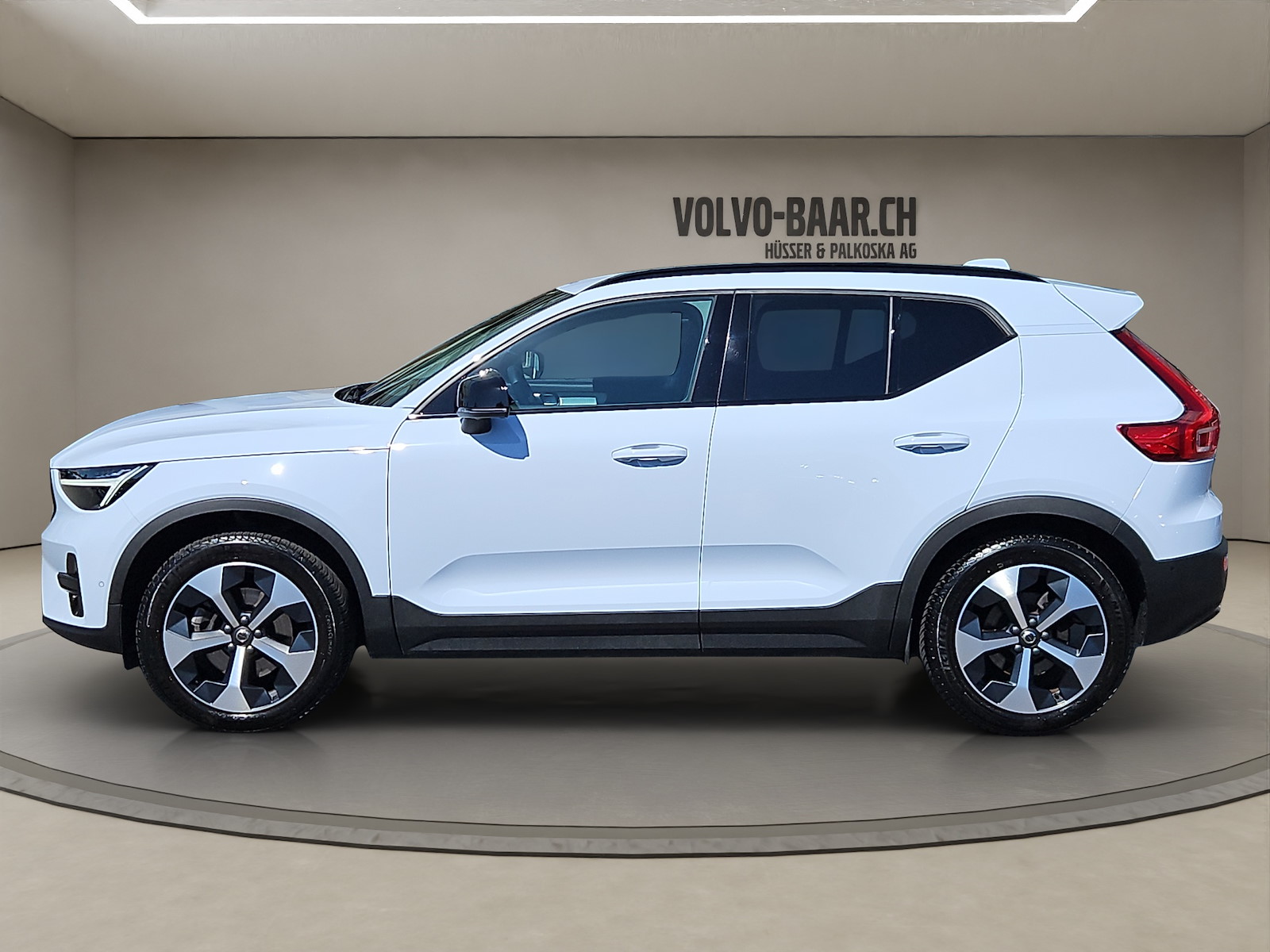 VOLVO XC40 2.0 B3 MH Plus Dark-image-1