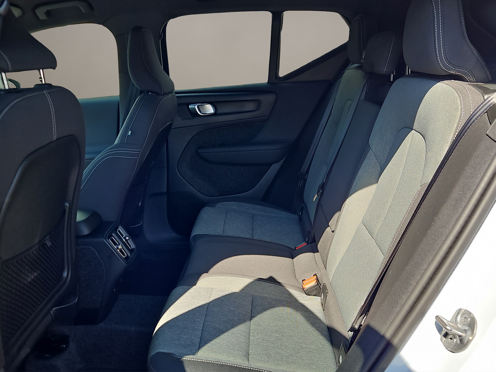 VOLVO XC40 2.0 B3 MH Plus Dark-image-9