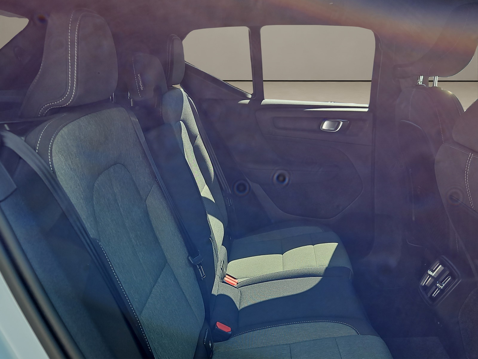 VOLVO XC40 2.0 B3 MH Plus Dark-image-10