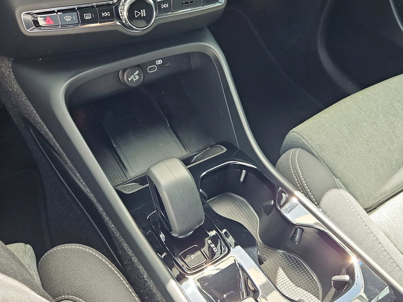 VOLVO XC40 2.0 B3 MH Plus Dark-image-14