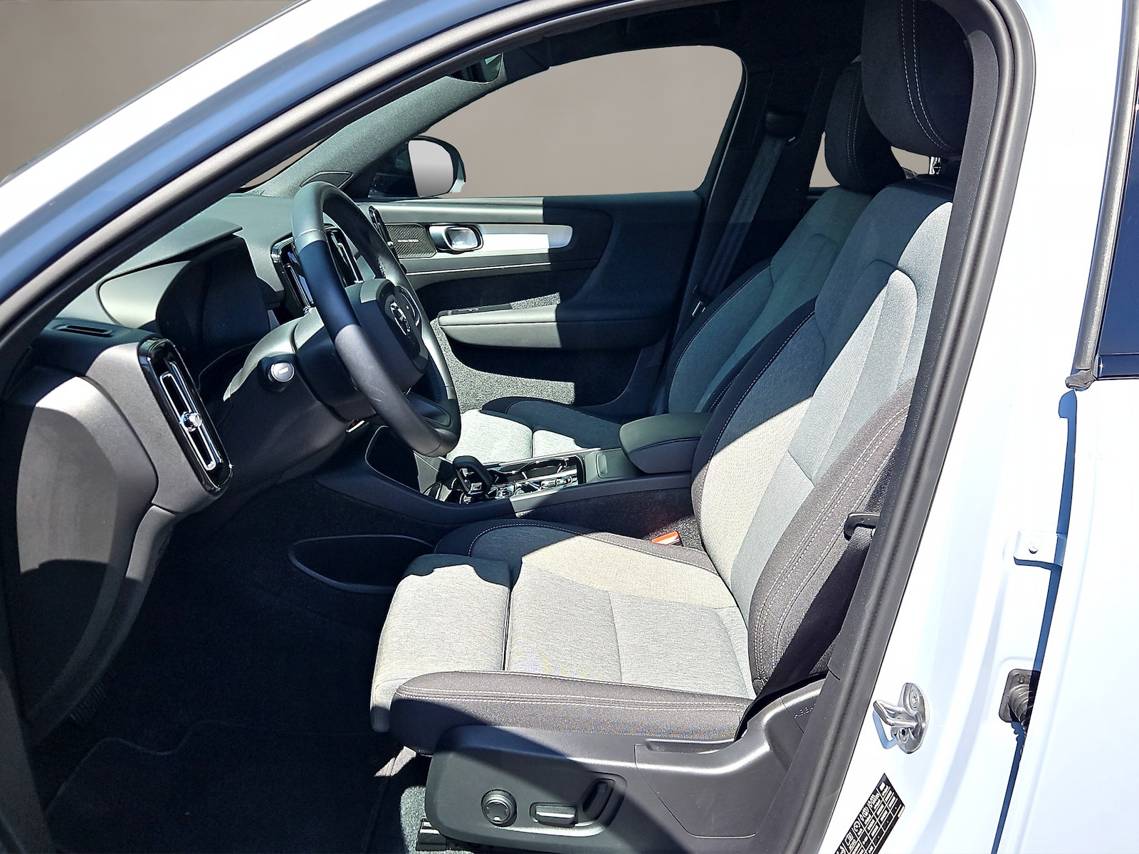 VOLVO XC40 2.0 B3 MH Plus Dark-image-8
