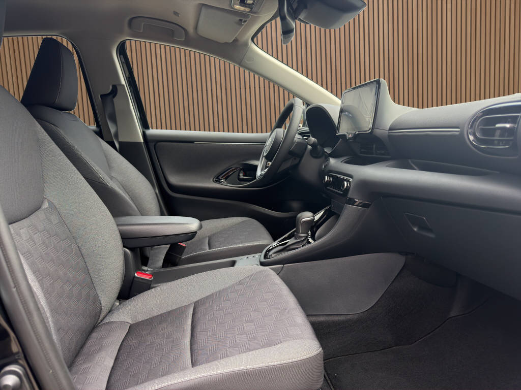 TOYOTA Yaris 1.5 VVT-i HSD Comfort Sport-image-13