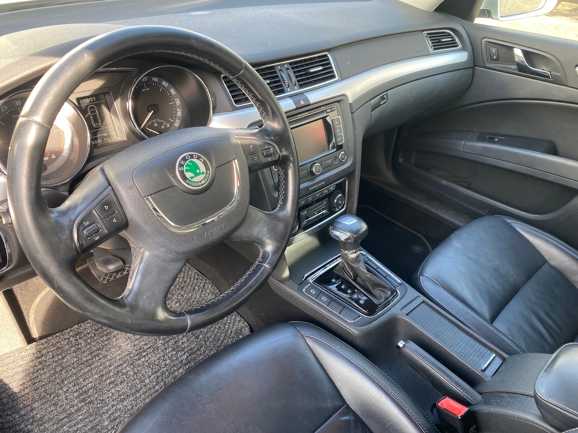 SKODA Superb Combi 2.0 TDi Ambition DSG-image-4