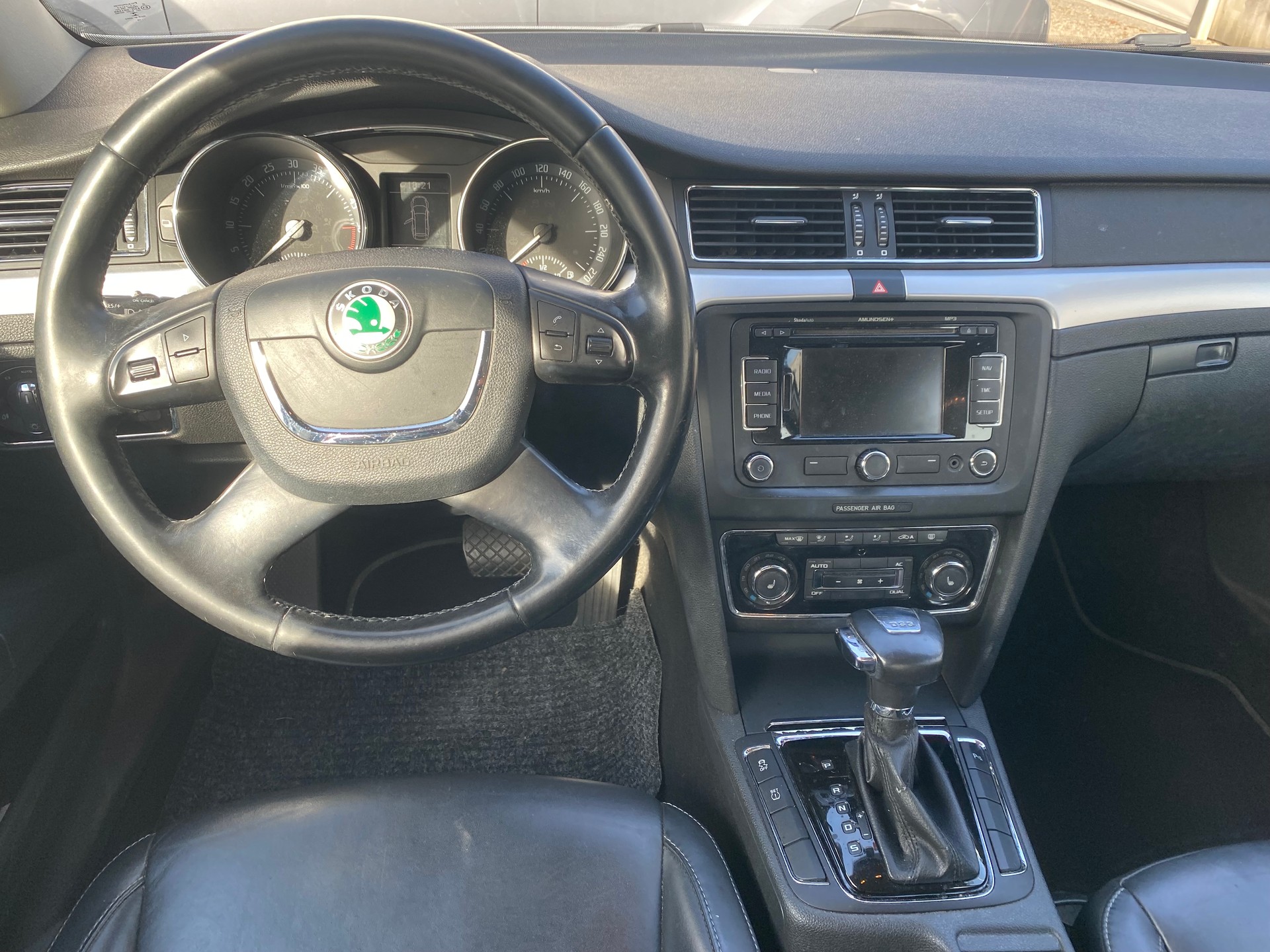 SKODA Superb Combi 2.0 TDi Ambition DSG-image-5