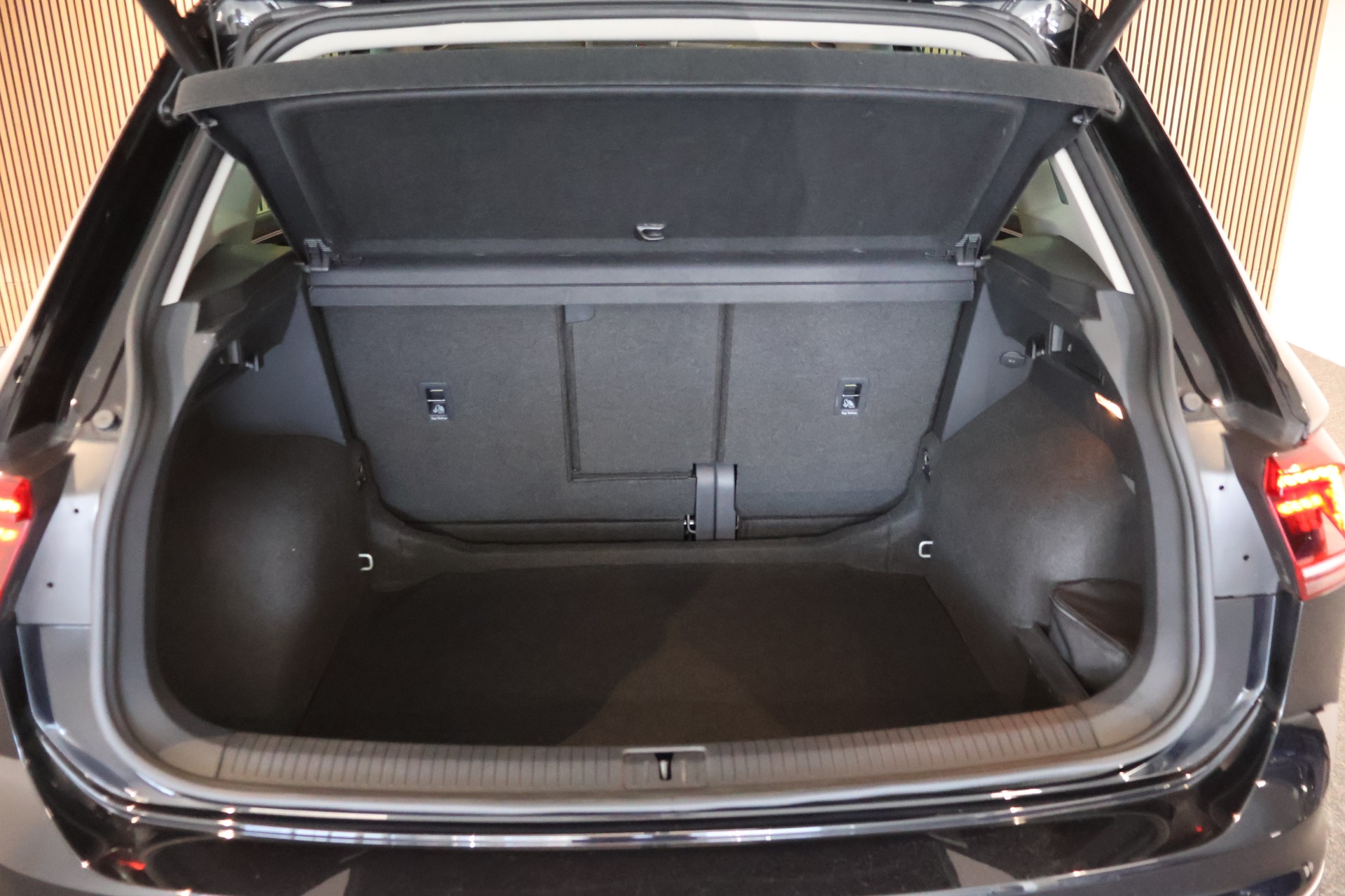 VW Tiguan 2.0 TDI SCR R Line 4Motion DSG-image-11