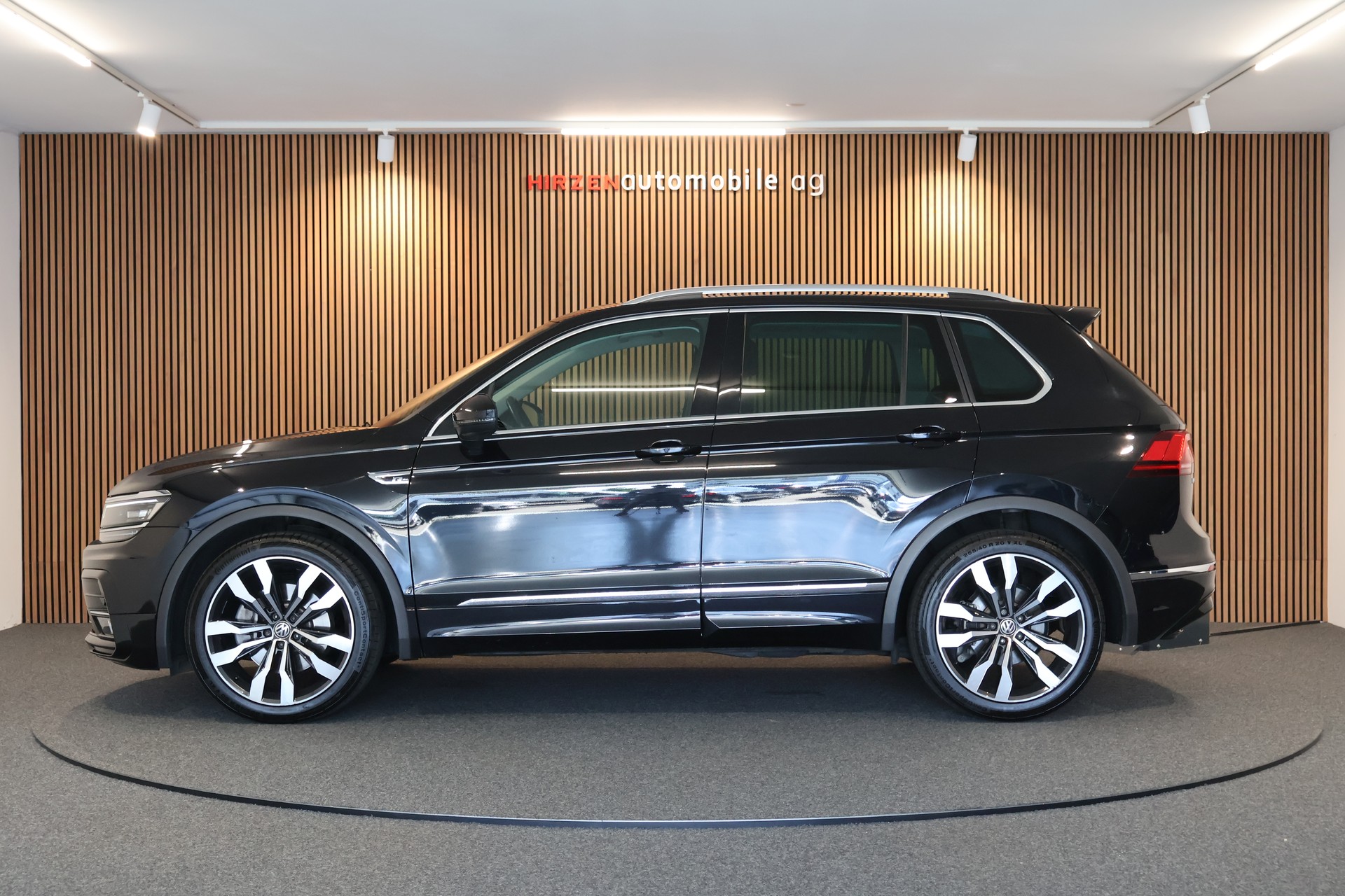VW Tiguan 2.0 TDI SCR R Line 4Motion DSG-image-1